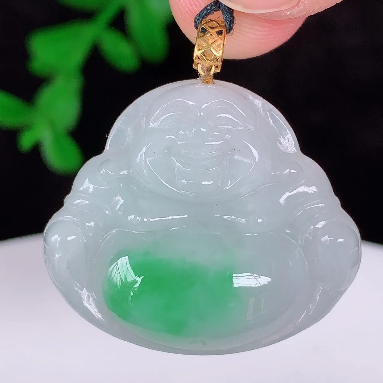 自然光实拍，18K金镶嵌冰糯种飘阳绿翡翠佛公吊坠，冰透饱满， 佛公亦保平安，寓意有福（佛公）相伴，品