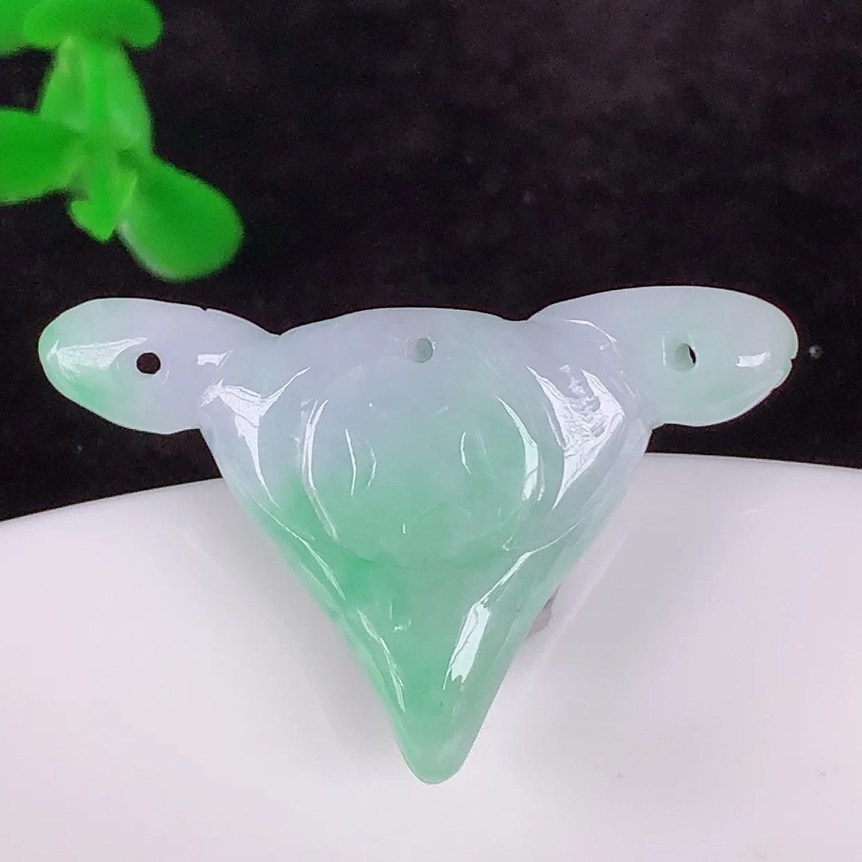 自然光实拍，冰润冰糯种飘绿翡翠生肖羊吊坠，种老水足，翠色灵动，寓意美好，佩戴时尚出众！#05.26