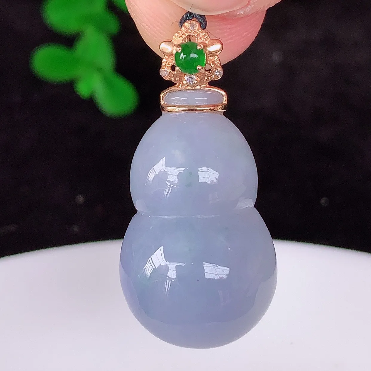 自然光实拍，18K金镶嵌冰润冰糯种紫罗兰翡翠葫芦吊坠，翡翠葫芦，寓意福禄双全，财源滚滚，佩戴效果优雅