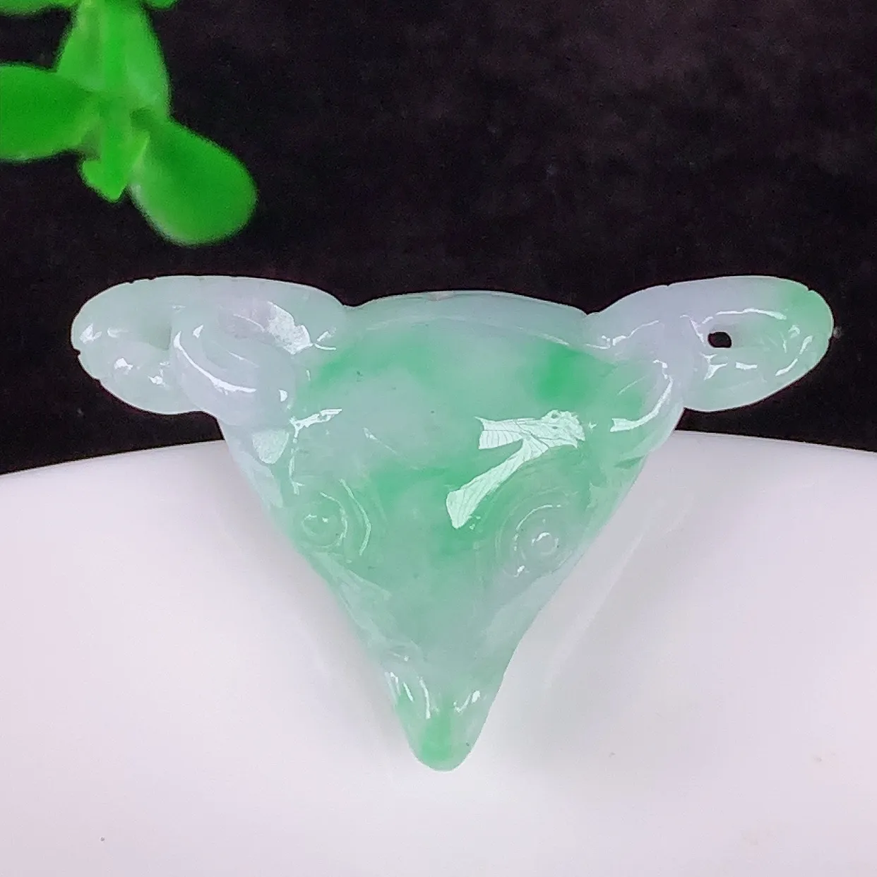 自然光实拍，冰润冰糯种飘绿翡翠生肖羊吊坠，种老水足，翠色灵动，寓意美好，佩戴时尚出众！#05.26
