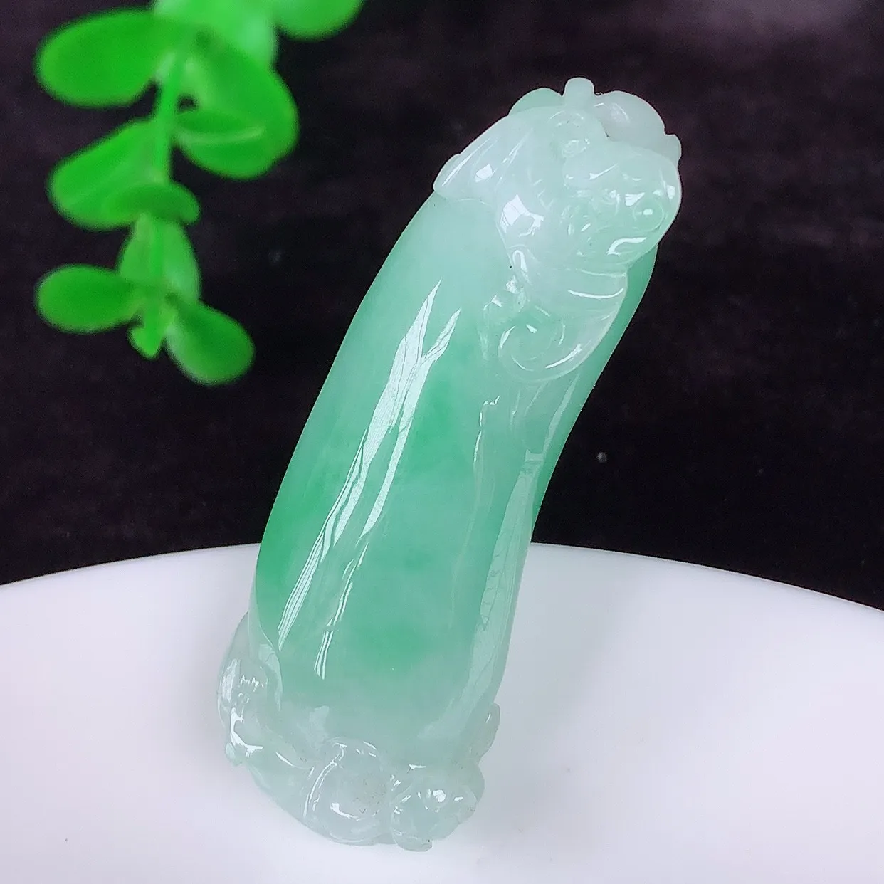 自然光实拍，冰润冰糯种飘绿翡翠招财福瓜吊坠，翡翠福瓜招财瓜，冰润且起胶感，佩戴效果优雅迷人！#46.26