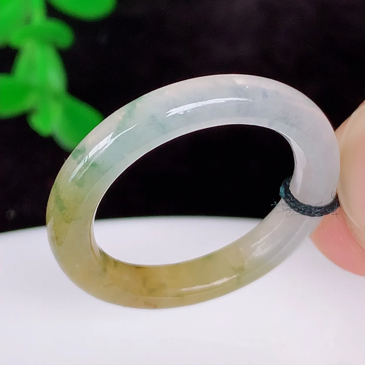 自然光实拍，冰润冰种双彩黄加绿18mm内径翡翠指环，玉戒指，玉质莹润，好精美好冰润的指环，15圈口，上手纤巧！#1.26