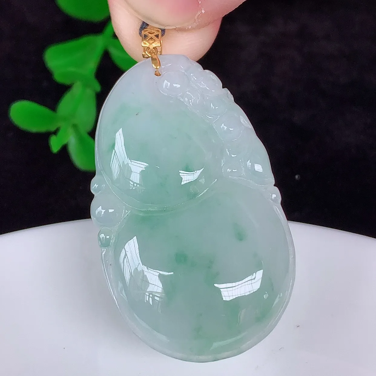 自然光实拍，18K金镶嵌冰润冰糯种飘花翡翠葫芦吊坠，翡翠葫芦，寓意福禄双全，财源滚滚，佩戴效果优雅迷人！#00.26