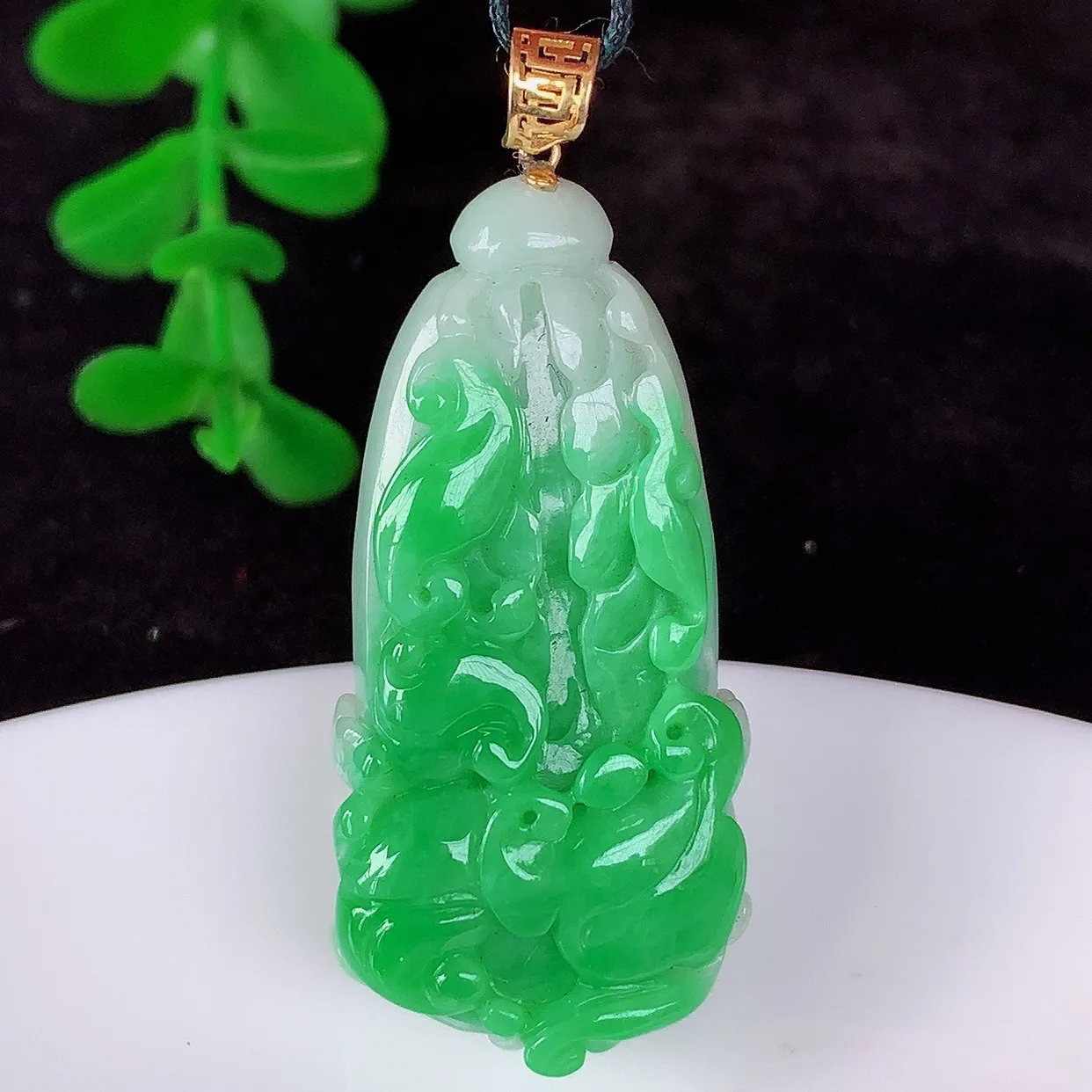 自然光实拍，18K金镶嵌冰糯种飘阳绿翡翠招百财白菜吊坠，百财聚来，财源滚滚，色泽鲜艳，精工水润的白菜