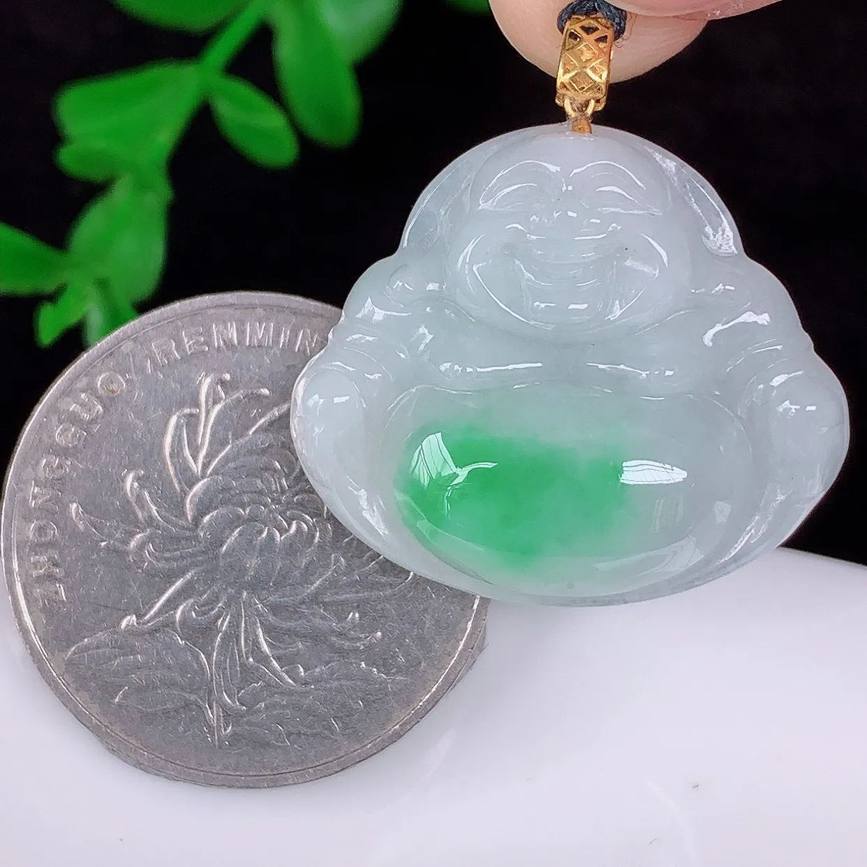 自然光实拍，18K金镶嵌冰糯种飘阳绿翡翠佛公吊坠，冰透饱满， 佛公亦保平安，寓意有福（佛公）相伴，品相佳，配戴优雅迷人！#00.26