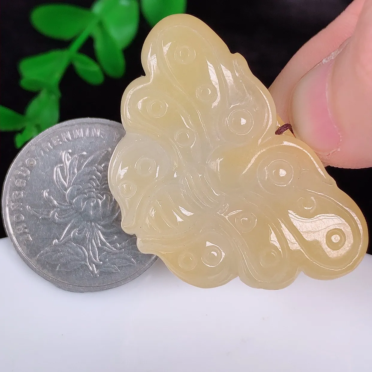 自然光实拍，冰润冰糯种黄翡翡翠蝴蝶吊坠，种老水足，翠色灵动，寓意美好，佩戴时尚出众！#57.26