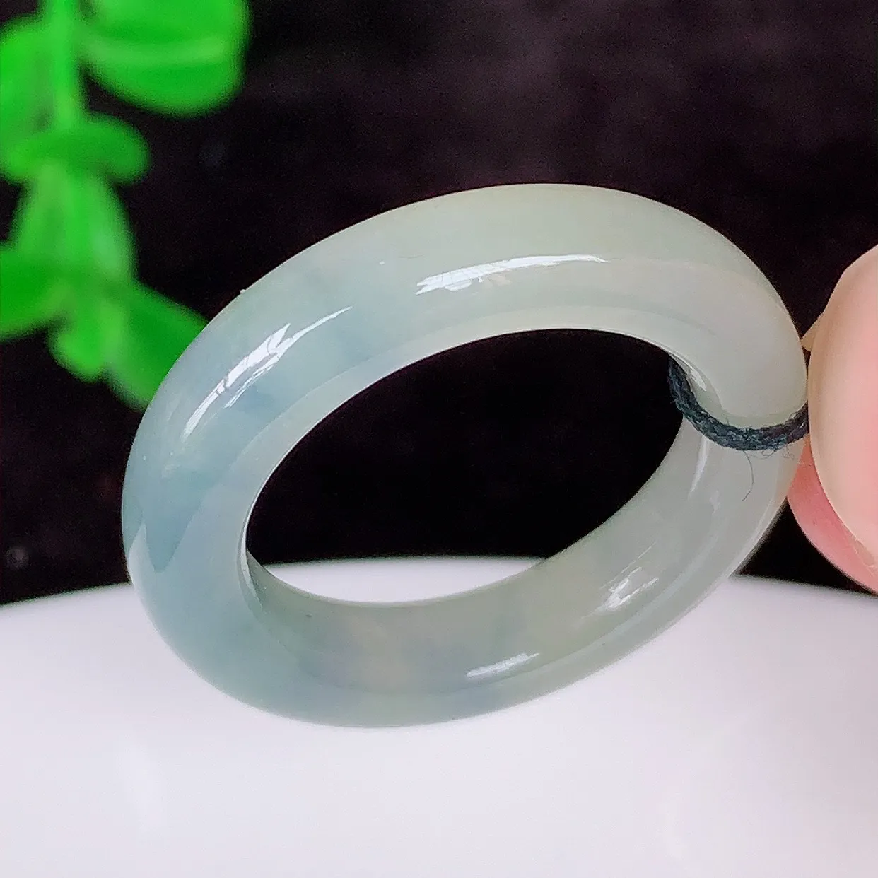自然光实拍，冰润冰春彩17.6mm内径翡翠指环，玉戒指，玉质莹润，好精美好冰润的指环，14圈口，上手纤巧！#1.26