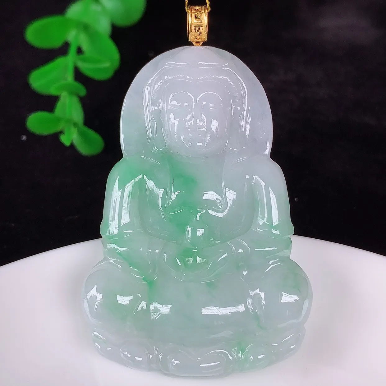 自然光实拍，18K金镶嵌冰糯种飘绿翡翠观音吊坠，赐福翡翠观音，翠色迷人，观音面相端庄，佩戴时尚出众！
