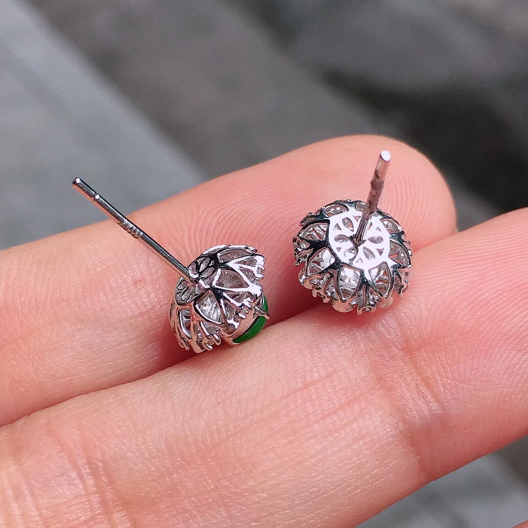 阳绿蛋面耳钉，色泽均匀艳丽，玉质细腻，荧光感超
强，饱满水润，气质满满。18k
金豪华镶嵌