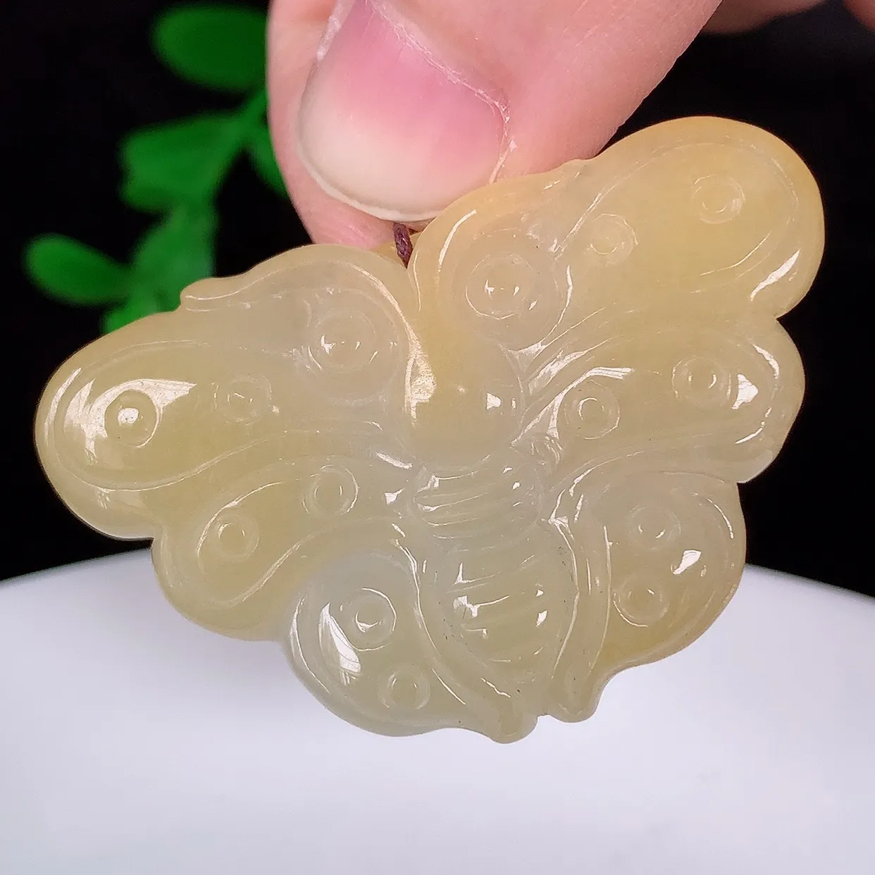 自然光实拍，冰润冰糯种黄翡翡翠蝴蝶吊坠，种老水足，翠色灵动，寓意美好，佩戴时尚出众！#57.26