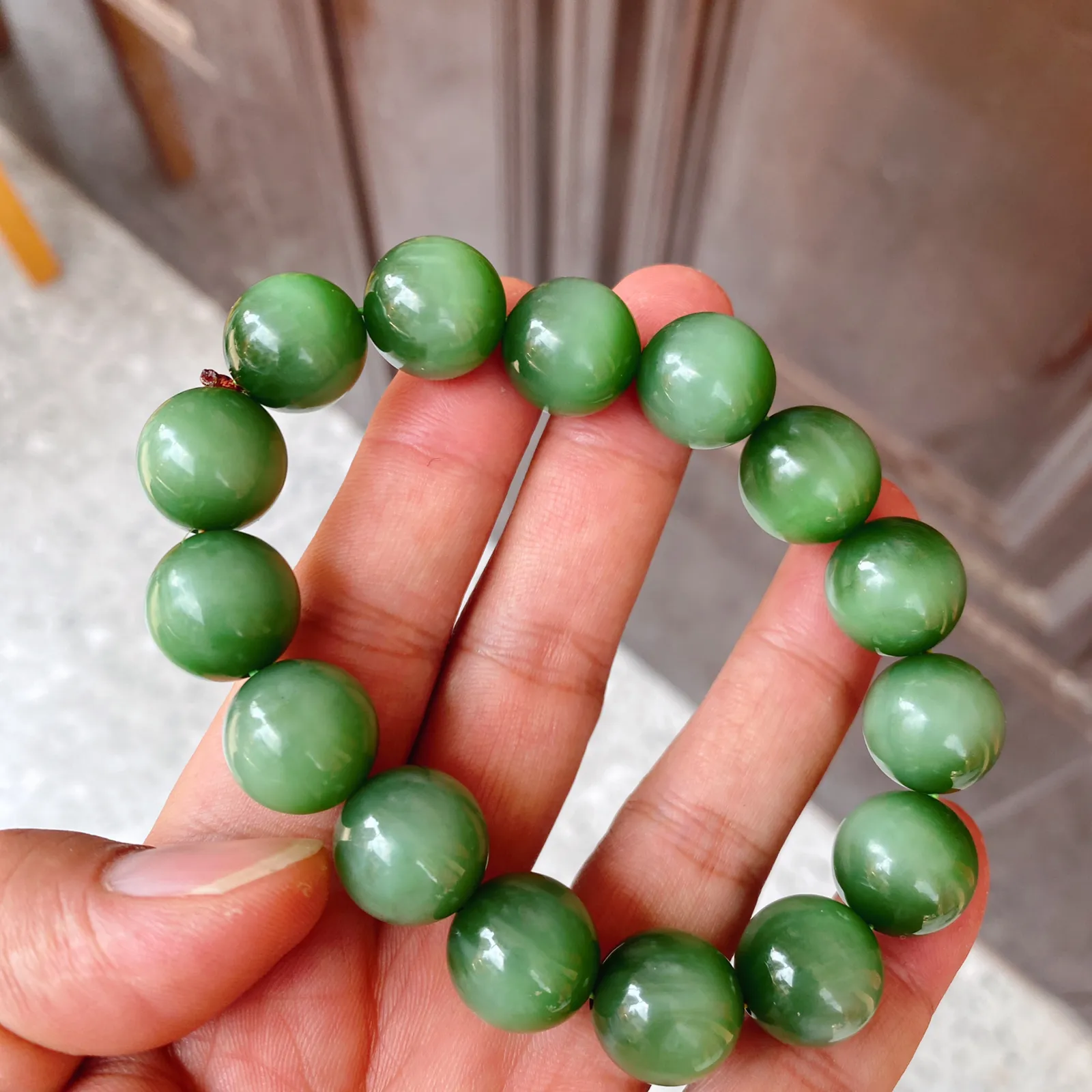 珍藏品！单颗尺寸14mm总重75.6g，和田玉碧玉冰底阳绿 猫眼佛珠手串 ，老坑料，玉质特细腻油润，冰透水润，猫眼活灵活现  ，无裂无杂，高脂粉，品质超赞，佩戴高端典雅，尽显高贵内涵气质！