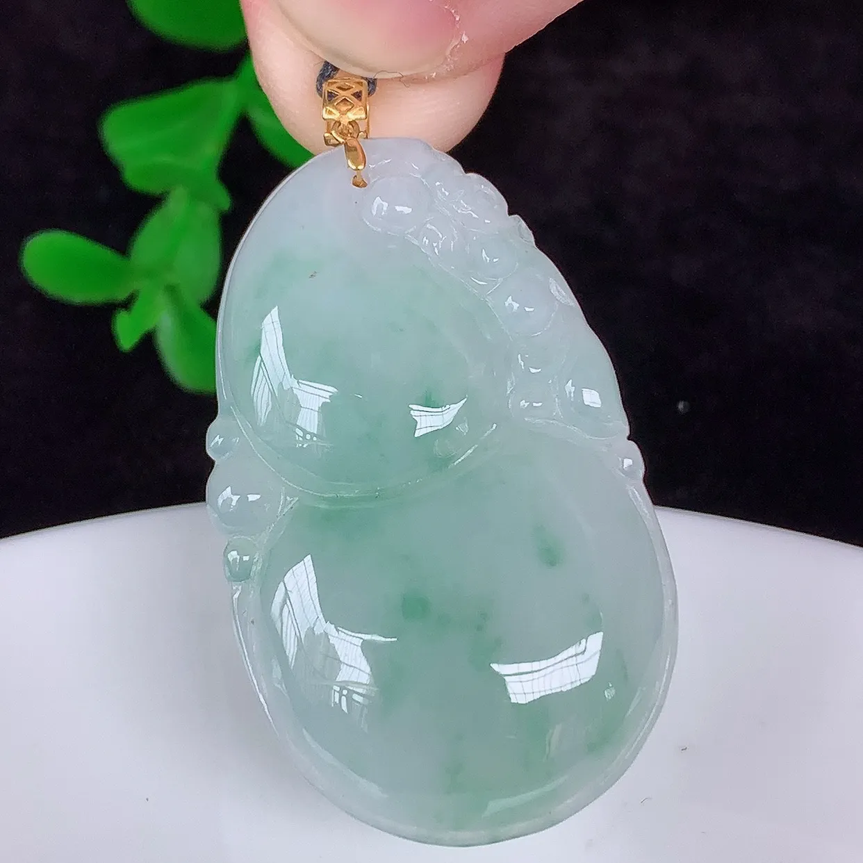 自然光实拍，18K金镶嵌冰润冰糯种飘花翡翠葫芦吊坠，翡翠葫芦，寓意福禄双全，财源滚滚，佩戴效果优雅迷人！#00.26