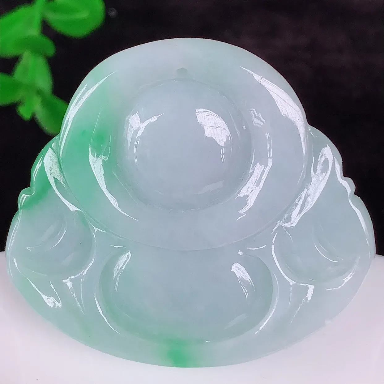 自然光实拍，大件厚装冰润冰糯种飘阳绿翡翠佛公吊坠，饱满， 佛公亦保平安，寓意有福（佛公）相伴，配戴优雅迷人！#46.26