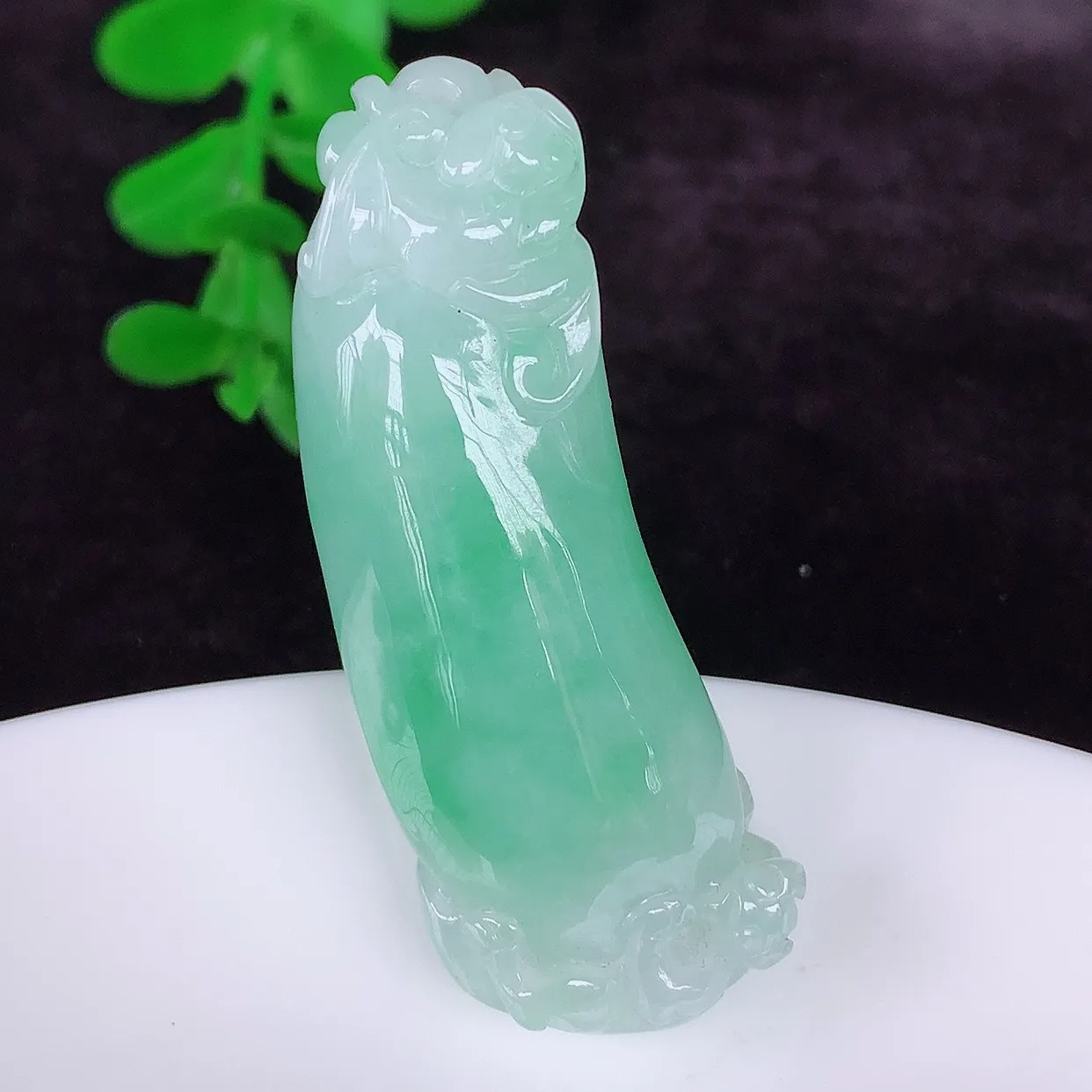 自然光实拍，冰润冰糯种飘绿翡翠招财福瓜吊坠，翡翠福瓜招财瓜，冰润且起胶感，佩戴效果优雅迷人！#46.26