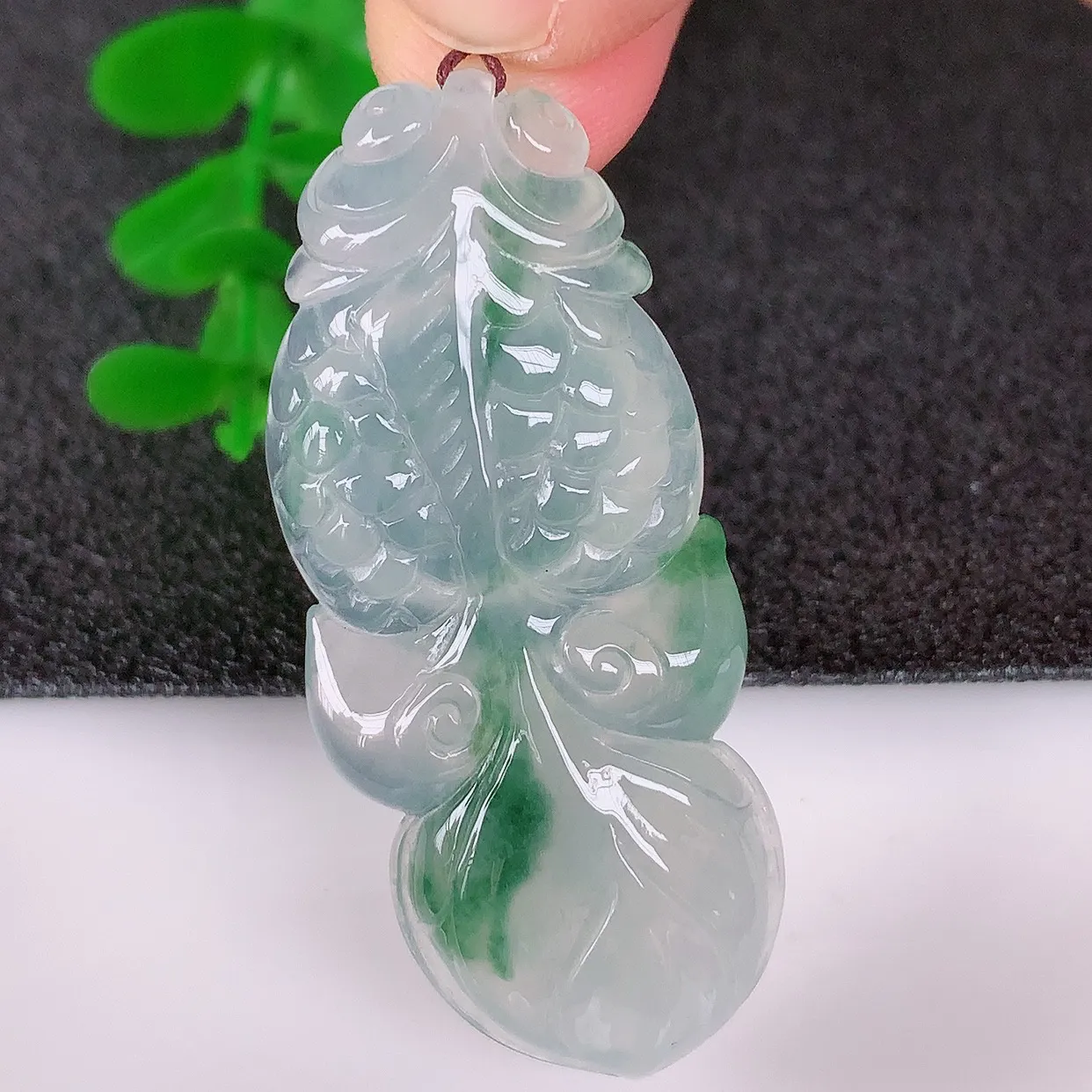 自然光实拍，冰润冰种飘绿翡翠年年有余，自由自在玉吊坠，寓意财源广进，雕工婉约，栩栩如生，佩戴优雅迷人！#33.26