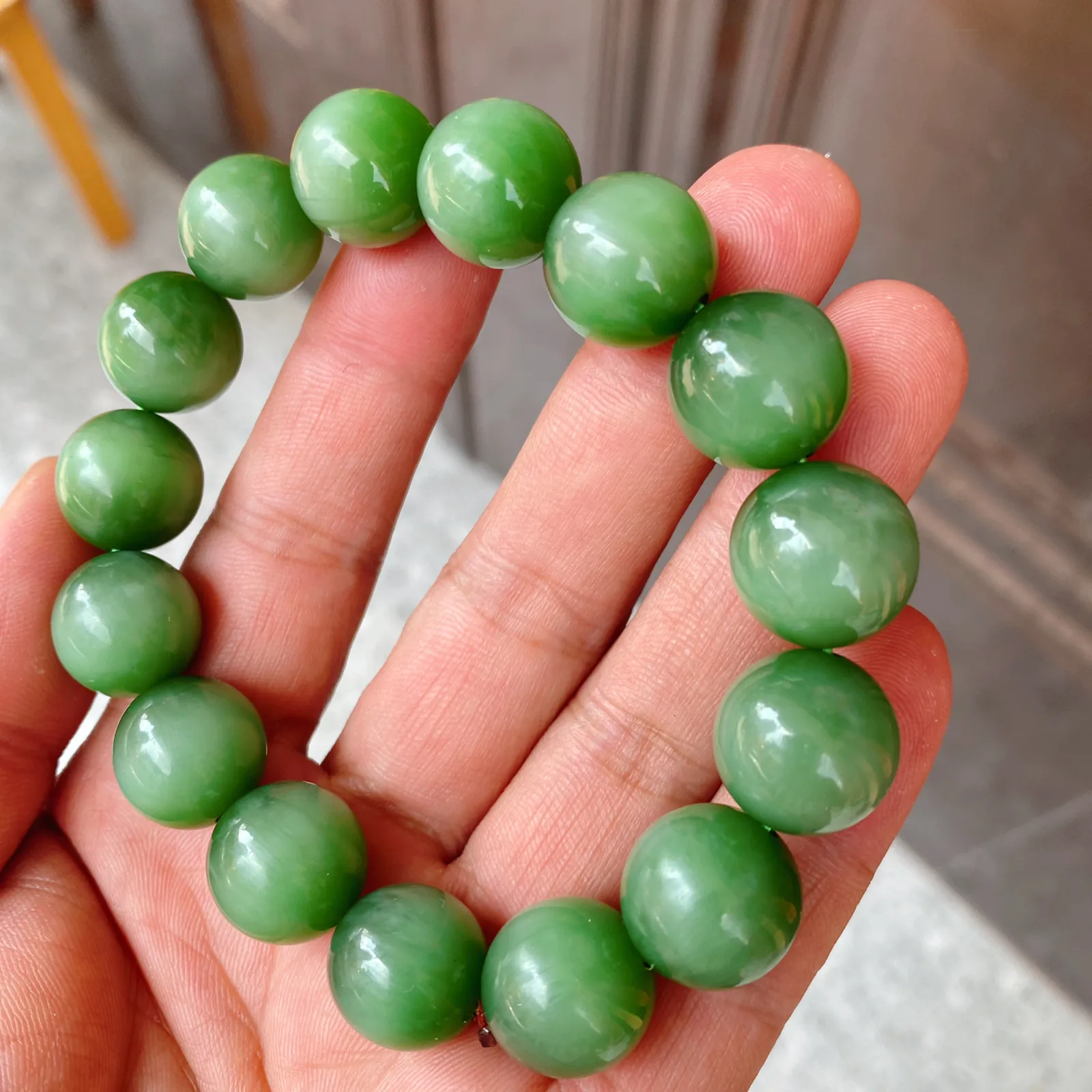 珍藏品！单颗尺寸14mm总重75.6g，和田玉碧玉冰底阳绿 猫眼佛珠手串 ，老坑料，玉质特细腻油润，冰透水润，猫眼活灵活现  ，无裂无杂，高脂粉，品质超赞，佩戴高端典雅，尽显高贵内涵气质！
