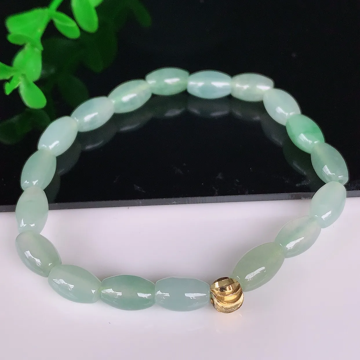 自然光实拍，冰润冰种飘绿路路通翡翠手串手链，种老水足，冰清玉润  颜色漂亮  #49.26取一尺寸8.5*5.5mm