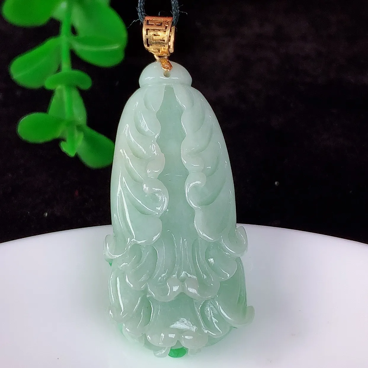 自然光实拍，18K金镶嵌冰糯种飘阳绿翡翠招百财白菜吊坠，百财聚来，财源滚滚，色泽鲜艳，精工水润的白菜，性价比高！#1.26整体42*裸石36.5*18*10