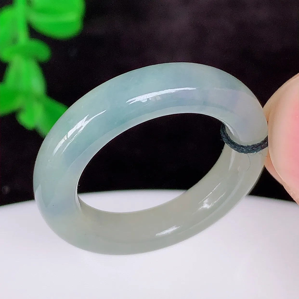 自然光实拍，冰润冰春彩17.6mm内径翡翠指环，玉戒指，玉质莹润，好精美好冰润的指环，14圈口，上手
