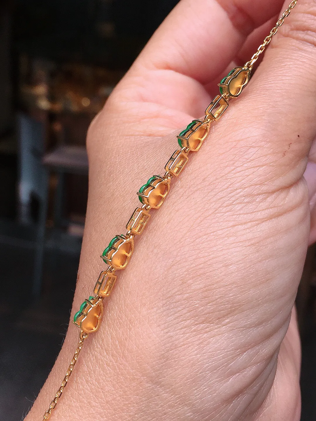 阳绿葫芦手链，色泽均匀艳丽，玉质细腻，荧光感超
强，饱满水润，气质满满。18k
金豪华镶嵌