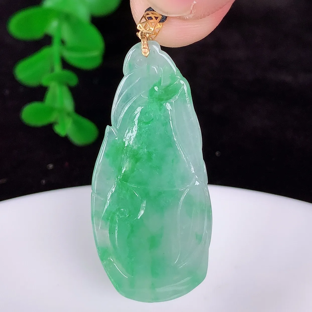 自然光实拍，18K金镶嵌冰飘绿翡翠节节高竹节玉坠，款式时尚大方，竹节寓意好，佩戴事业，学业节节高升！#1.26