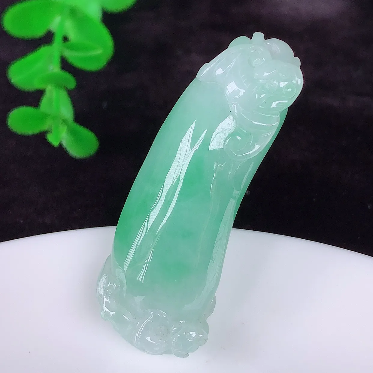 自然光实拍，冰润冰糯种飘绿翡翠招财福瓜吊坠，翡翠福瓜招财瓜，冰润且起胶感，佩戴效果优雅迷人！#46.26