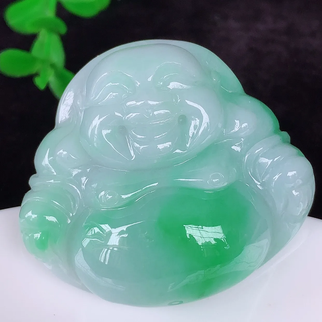 自然光实拍，大件厚装冰润冰糯种飘阳绿翡翠佛公吊坠，饱满， 佛公亦保平安，寓意有福（佛公）相伴，配戴优雅迷人！#46.26