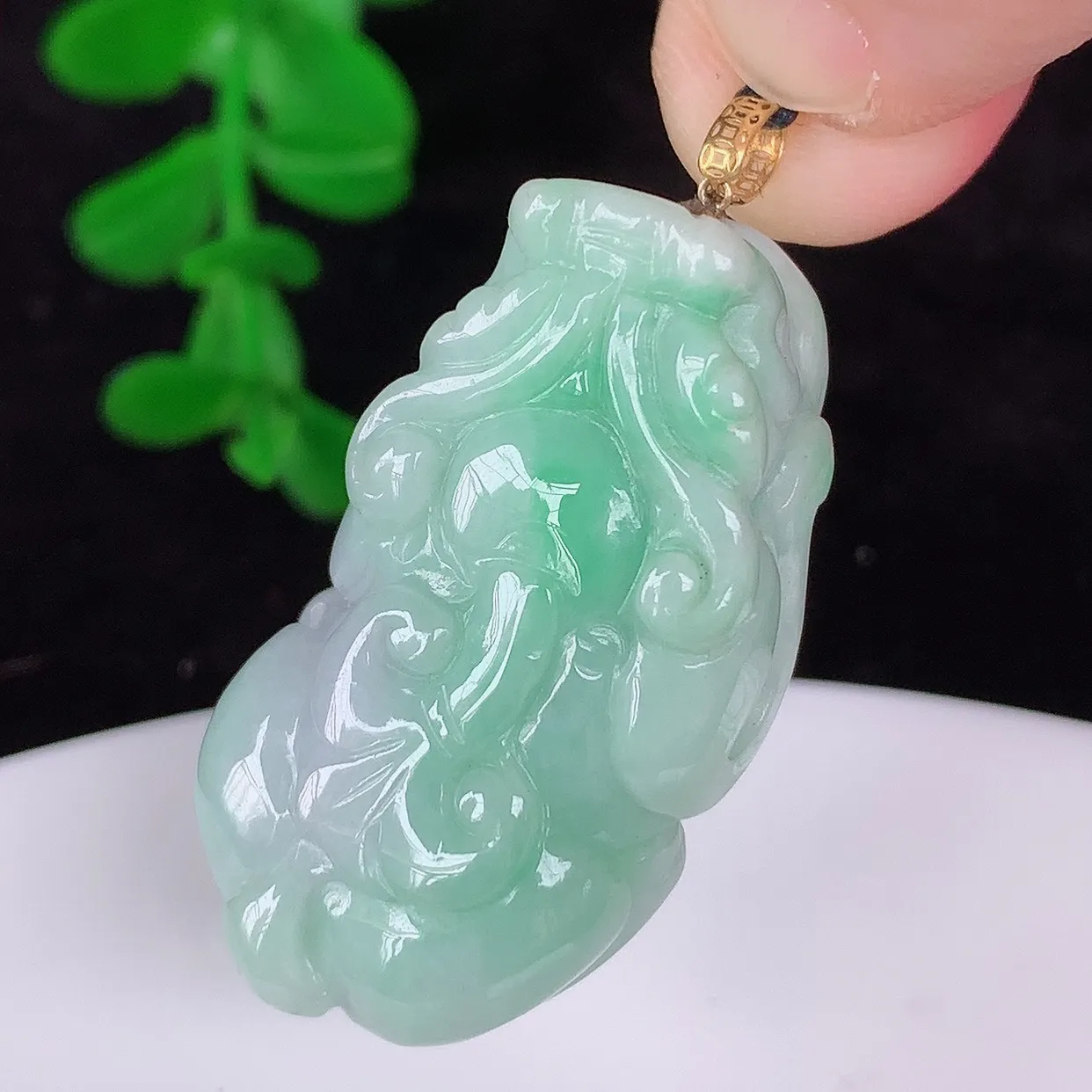 自然光实拍，18K金镶嵌冰润冰糯种春彩翡翠招财貔貅吊坠，民间有“一摸貔貅运程旺盛，再摸貔貅财运滚滚，三摸貔貅平步青云 ”的美好祝愿。#1.26
