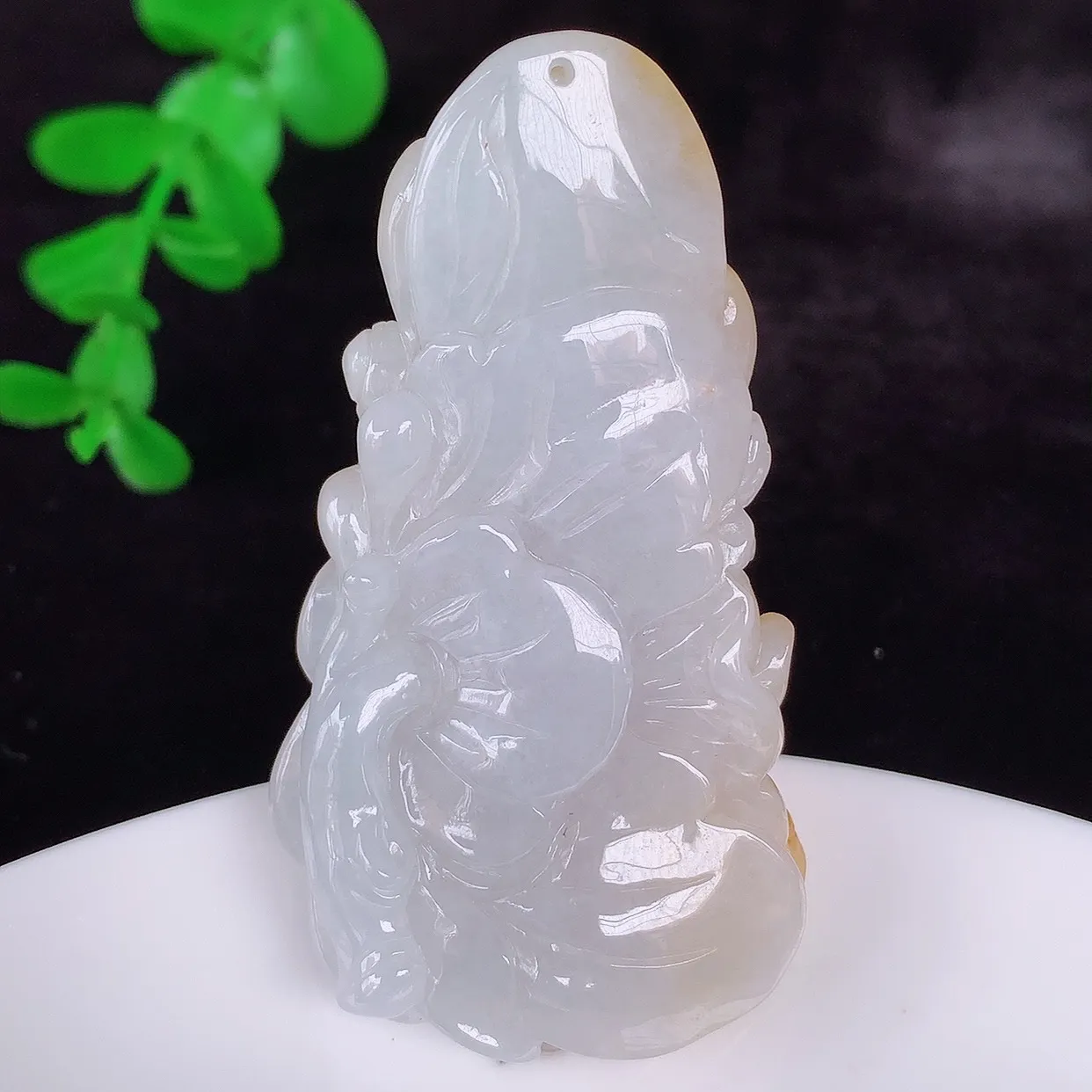 自然光实拍，冰润冰糯种黄翡翡翠凤凰吊坠，龙凤呈祥，种老水足，翠色灵动，寓意美好，佩戴时尚出众！#57.26