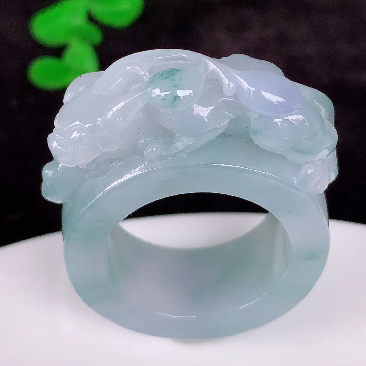自然光实拍，冰润冰糯种春彩招财貔貅21.5mm内径翡翠指环，玉戒指，玉质莹润，好精美好冰润的指环，2