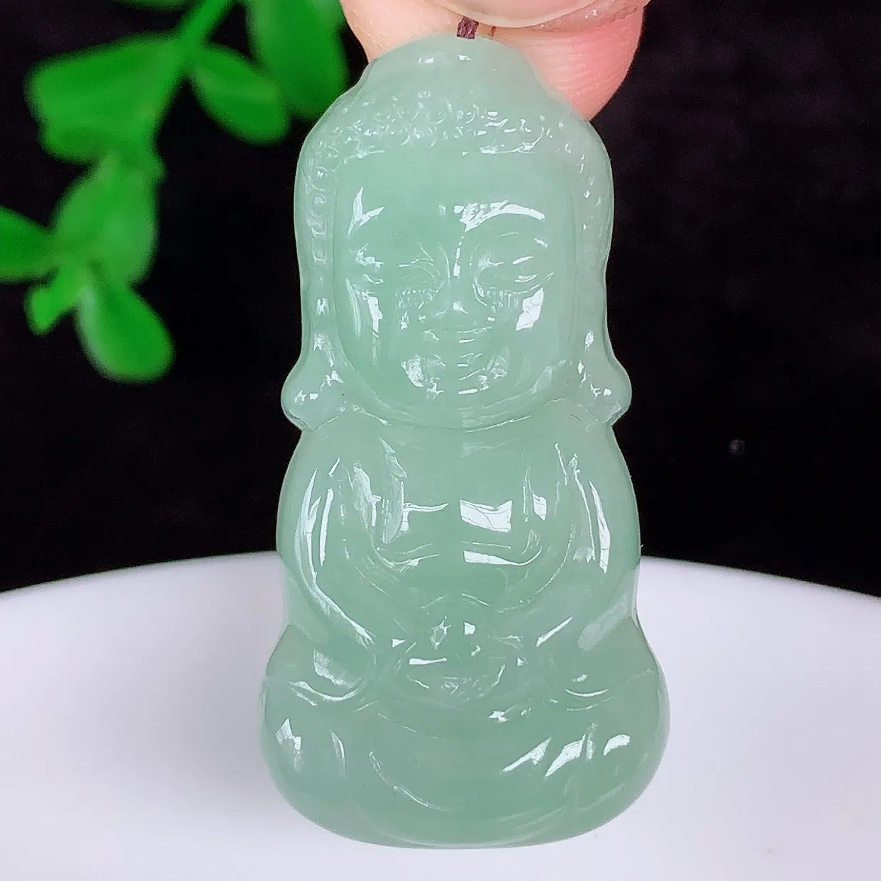 自然光实拍，冰润冰糯种果绿翡翠宝宝佛吊坠，种老水足，翠色灵动，寓意美好，佩戴时尚出众！#57.26