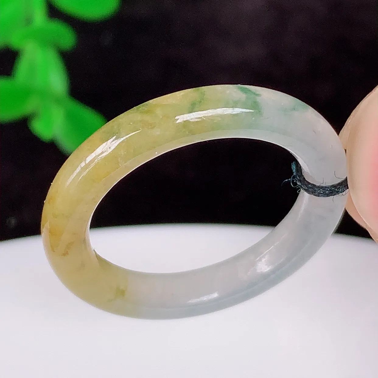 自然光实拍，冰润冰种双彩黄加绿18mm内径翡翠指环，玉戒指，玉质莹润，好精美好冰润的指环，15圈口，上手纤巧！#1.26