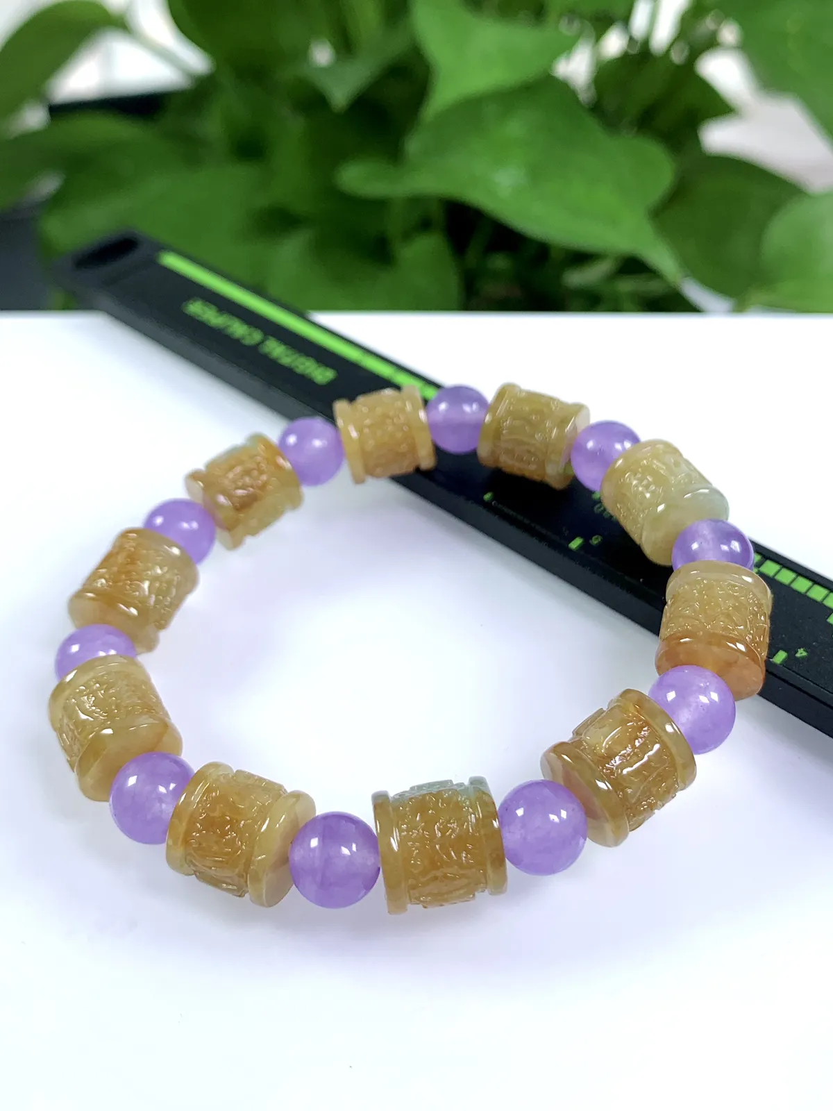 缅甸天然翡翠A货，冰种起胶黄翡冰黄六字箴言路路通手串手链，尺寸取一：高10.5直径10.5mm/10颗，重量32.14g，紫珠为普通材质。