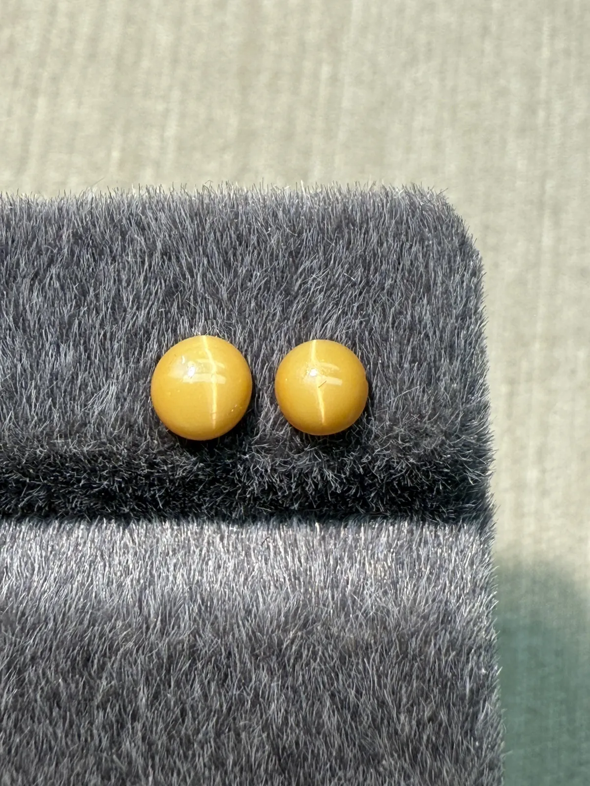 0.66ct天然欧泊猫眼裸石，尺寸5*5*2.7mm，颜色美艳 ，眼线犀利