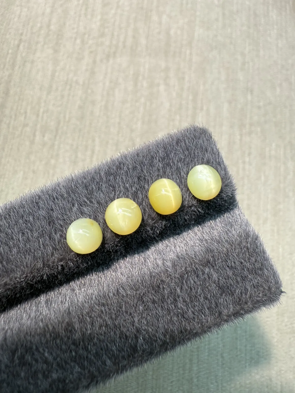 2.335ct天然欧泊猫眼裸石，尺寸6*6*3.6mm，颜色美艳 ，眼线犀利