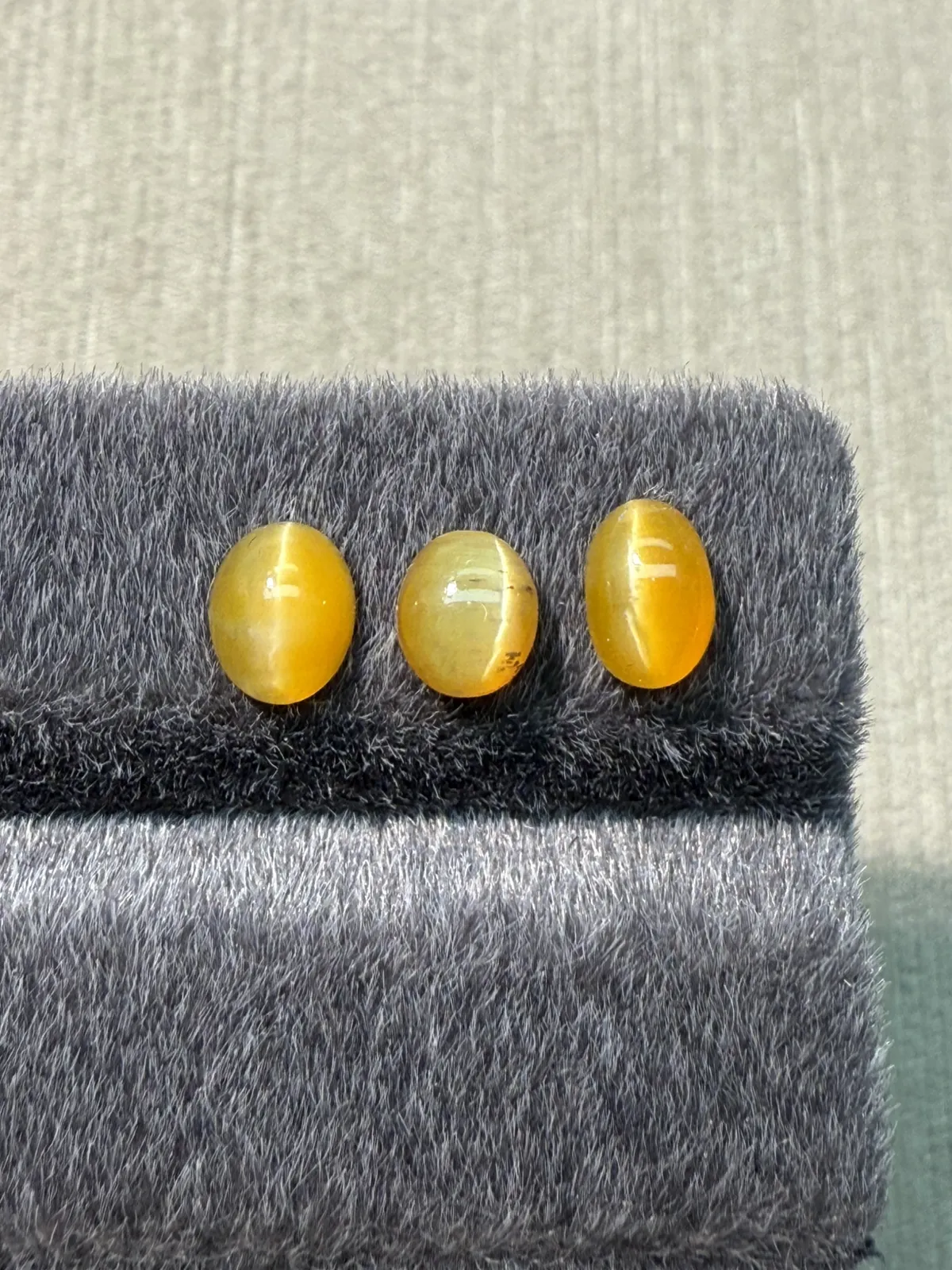 2.115ct天然欧泊猫眼裸石，尺寸6.8*5.5*3.2mm，颜色美艳 ，眼线犀利