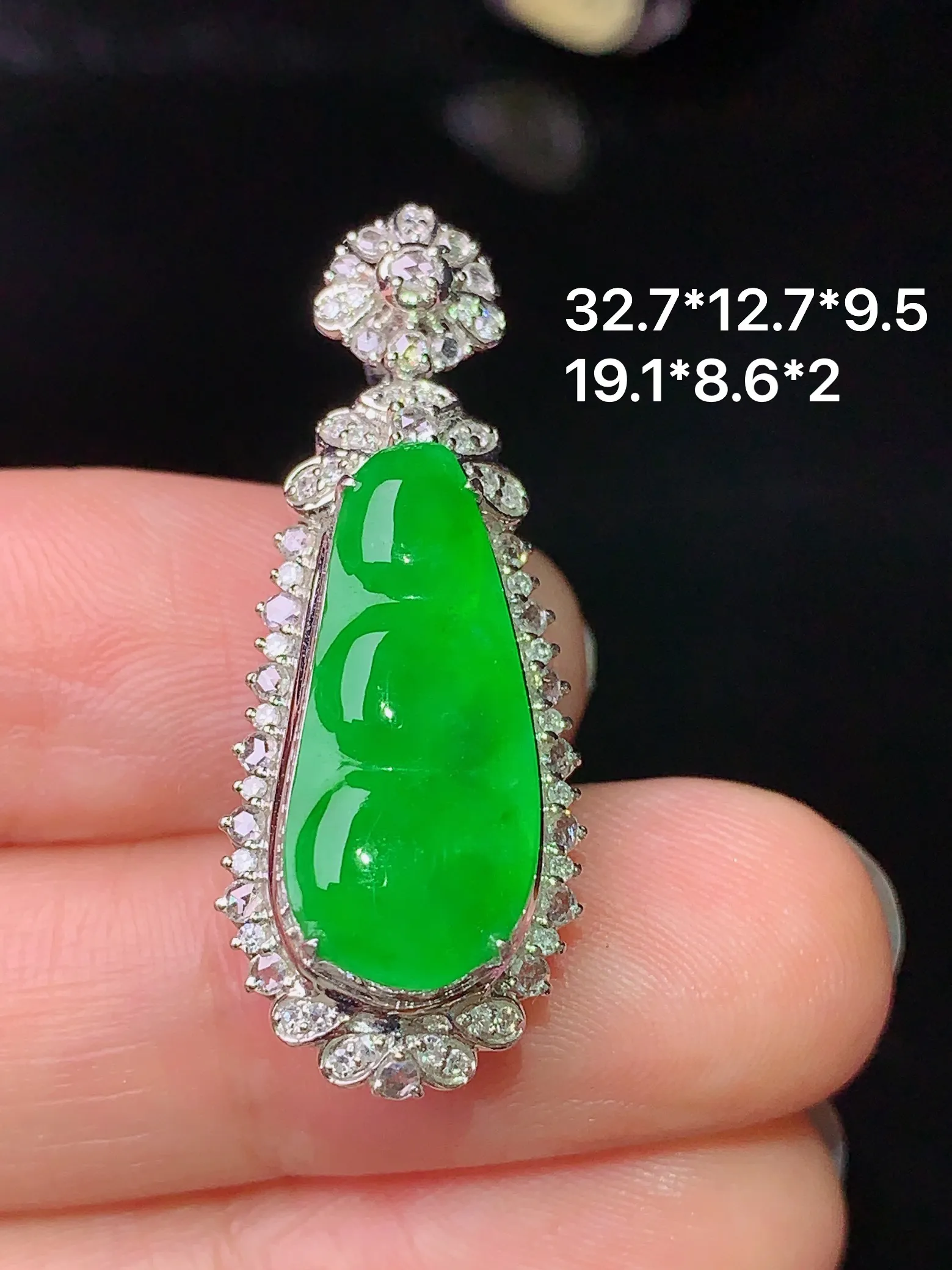 18k金钻镶嵌满绿四季豆吊坠 玉质细腻 色泽清新艳丽 整体尺寸32.7*12.7*9.5