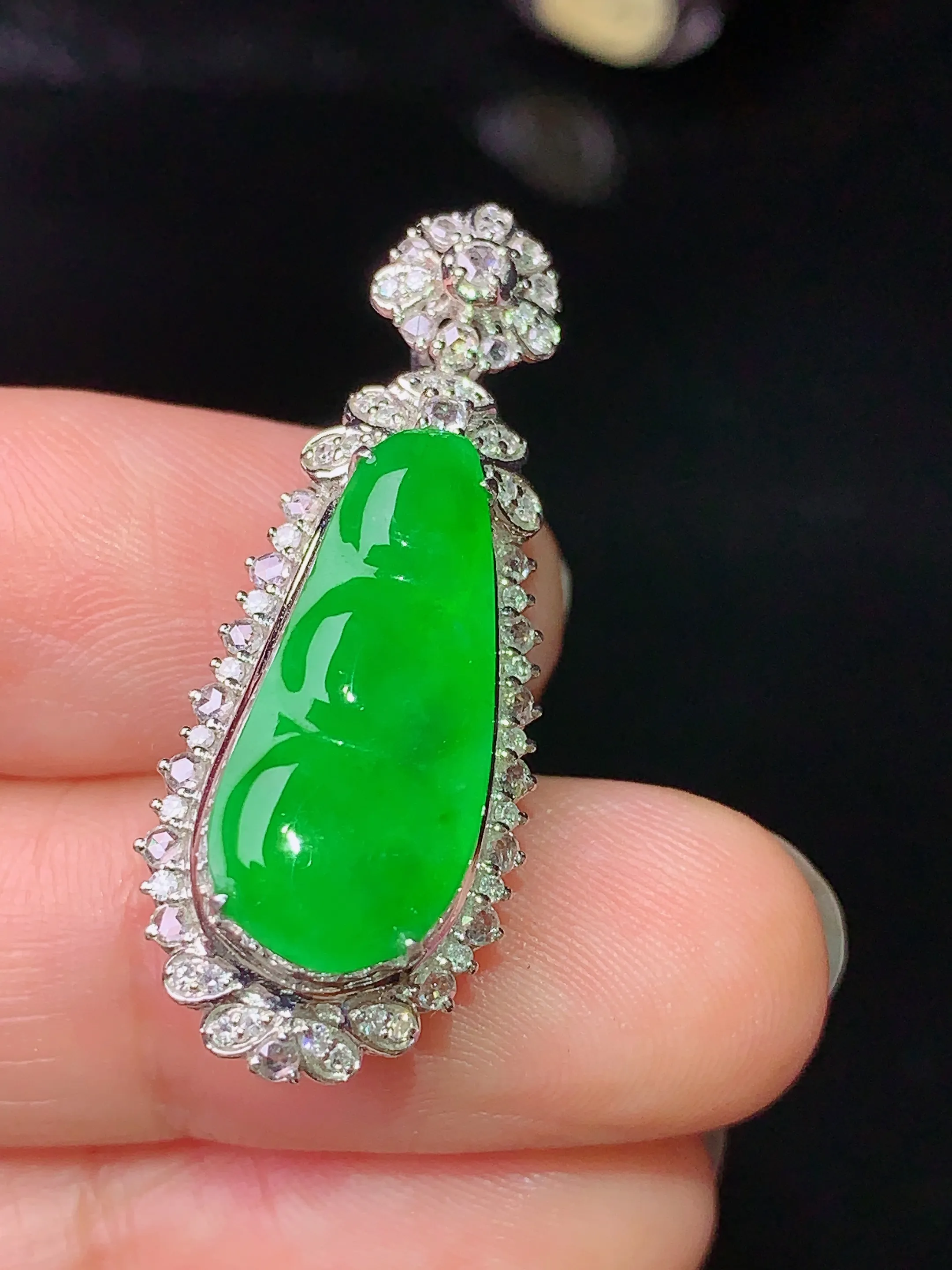 18k金钻镶嵌满绿四季豆吊坠 玉质细腻 色泽清新艳丽 整体尺寸32.7*12.7*9.5