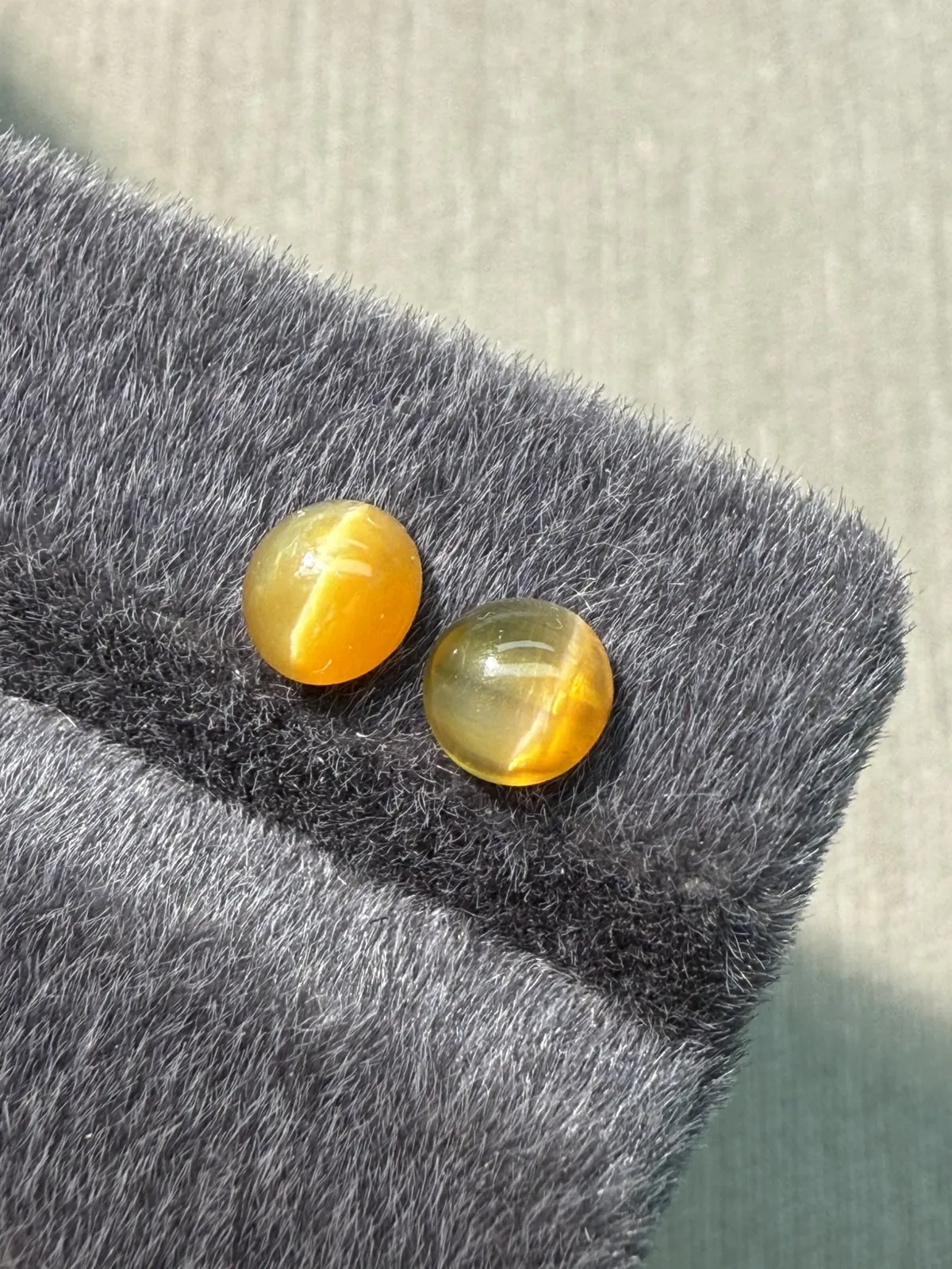 1.23ct天然欧泊猫眼裸石，尺寸5.9*5.4*3.7mm，颜色美艳 ，眼线犀利