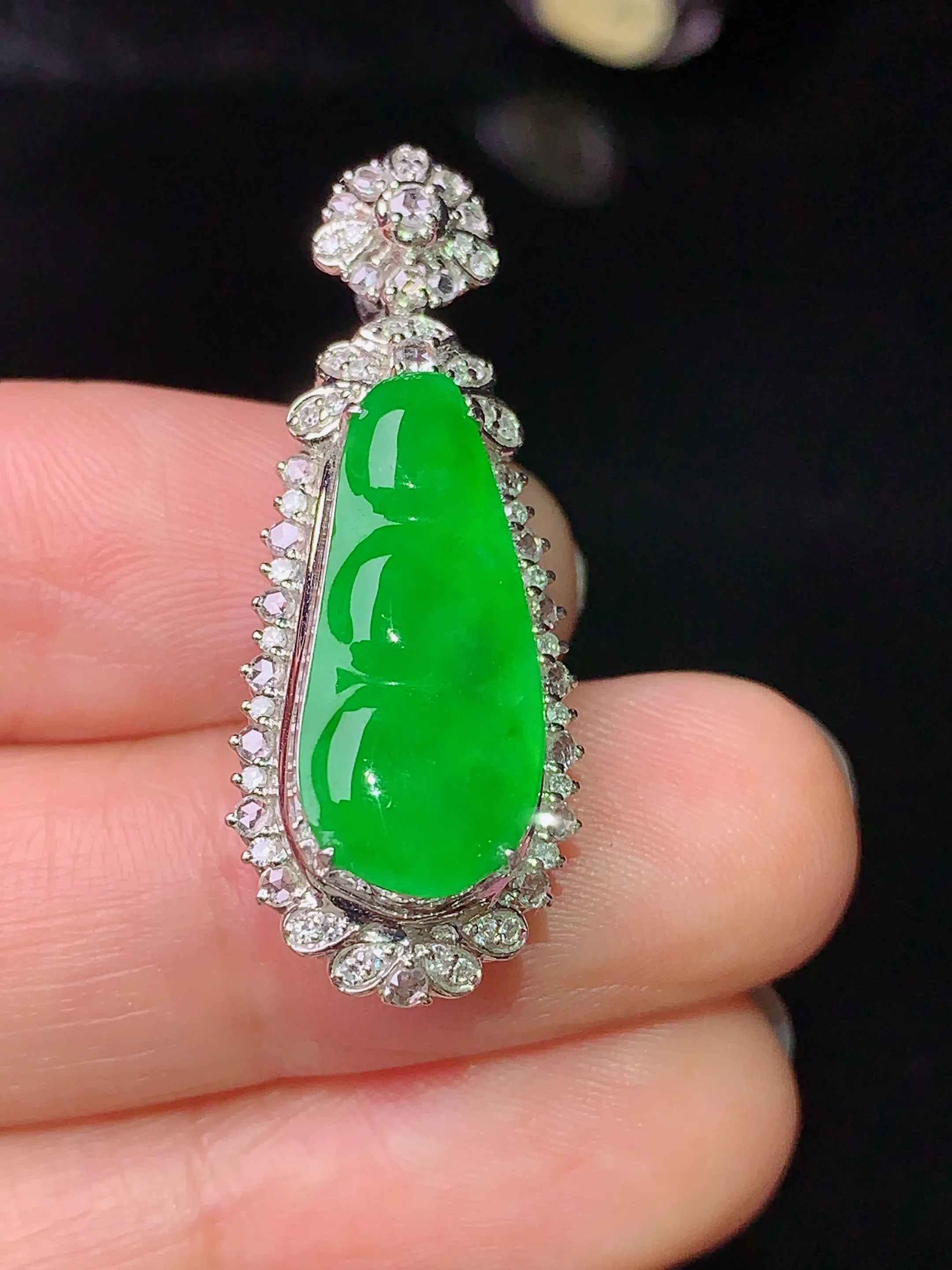 18k金钻镶嵌满绿四季豆吊坠 玉质细腻 色泽清新艳丽 整体尺寸32.7*12.7*9.5