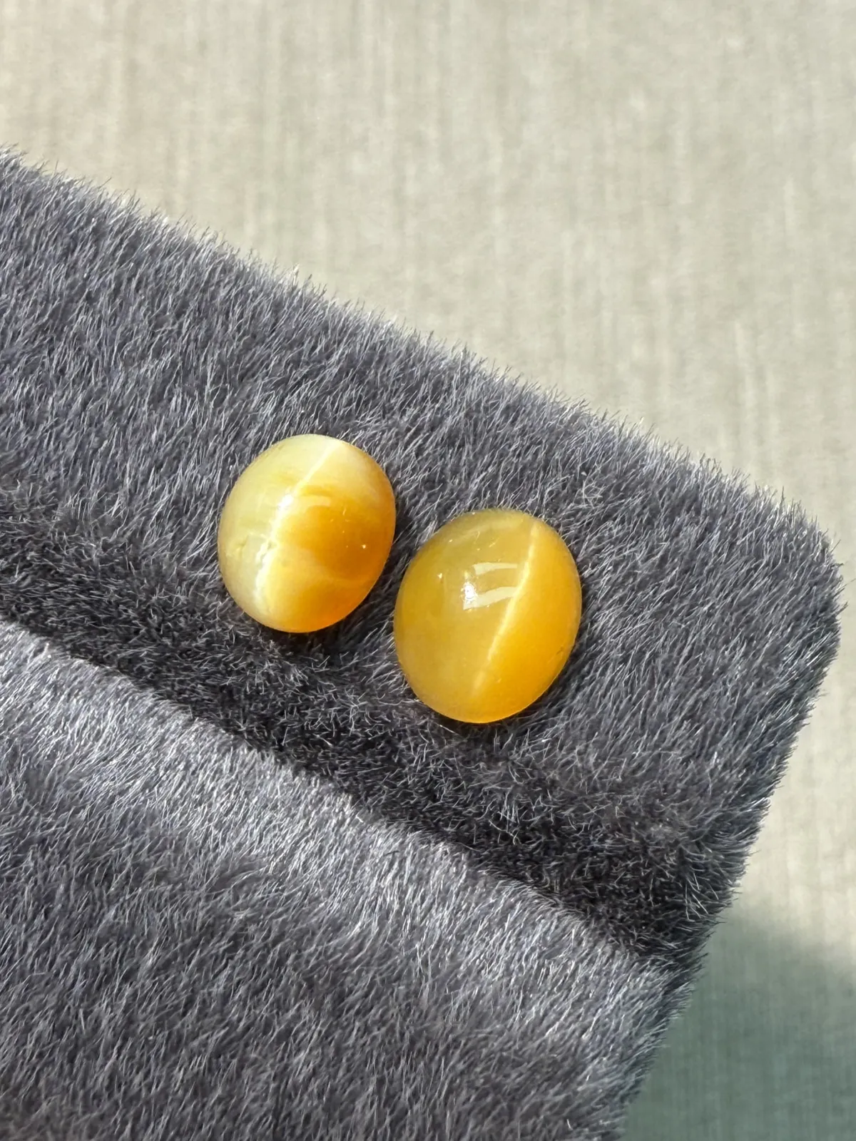 2.05ct天然欧泊猫眼裸石，尺寸7.2*6.2*4.2mm，颜色美艳 ，眼线犀利