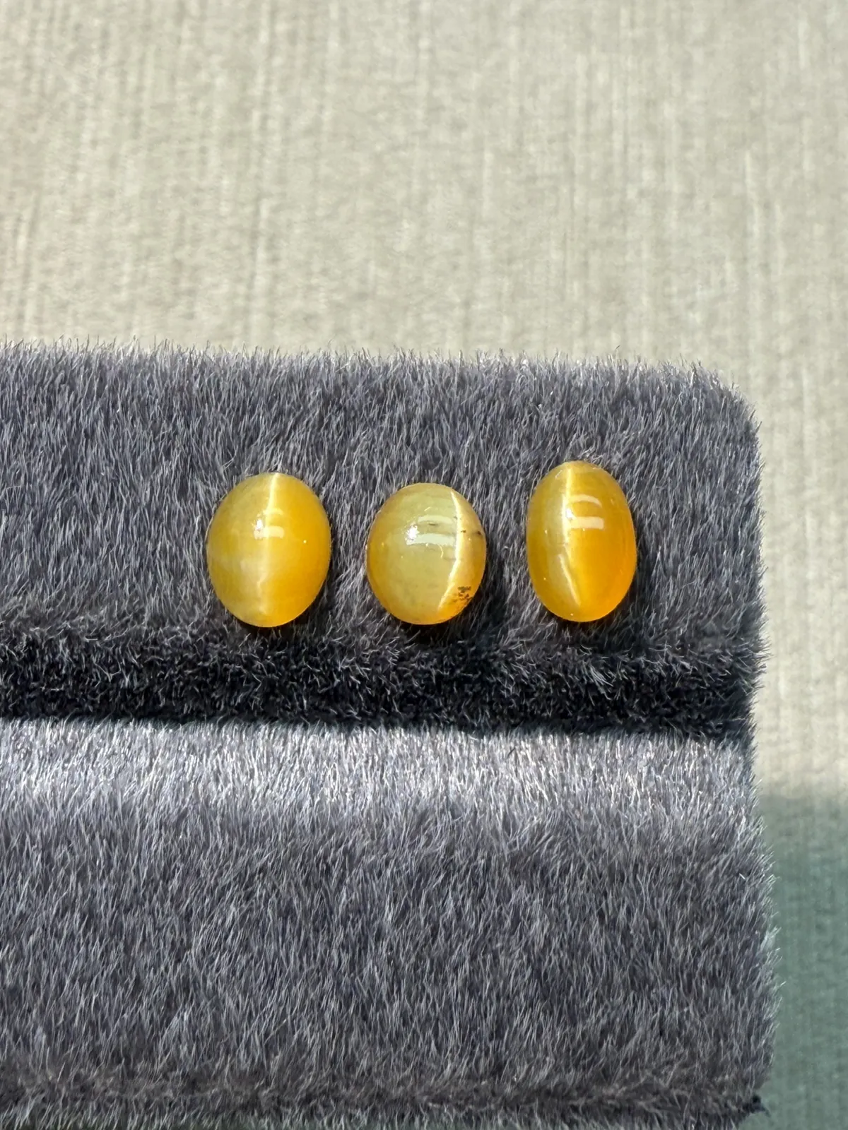 2.115ct天然欧泊猫眼裸石，尺寸6.8*5.5*3.2mm，颜色美艳 ，眼线犀利