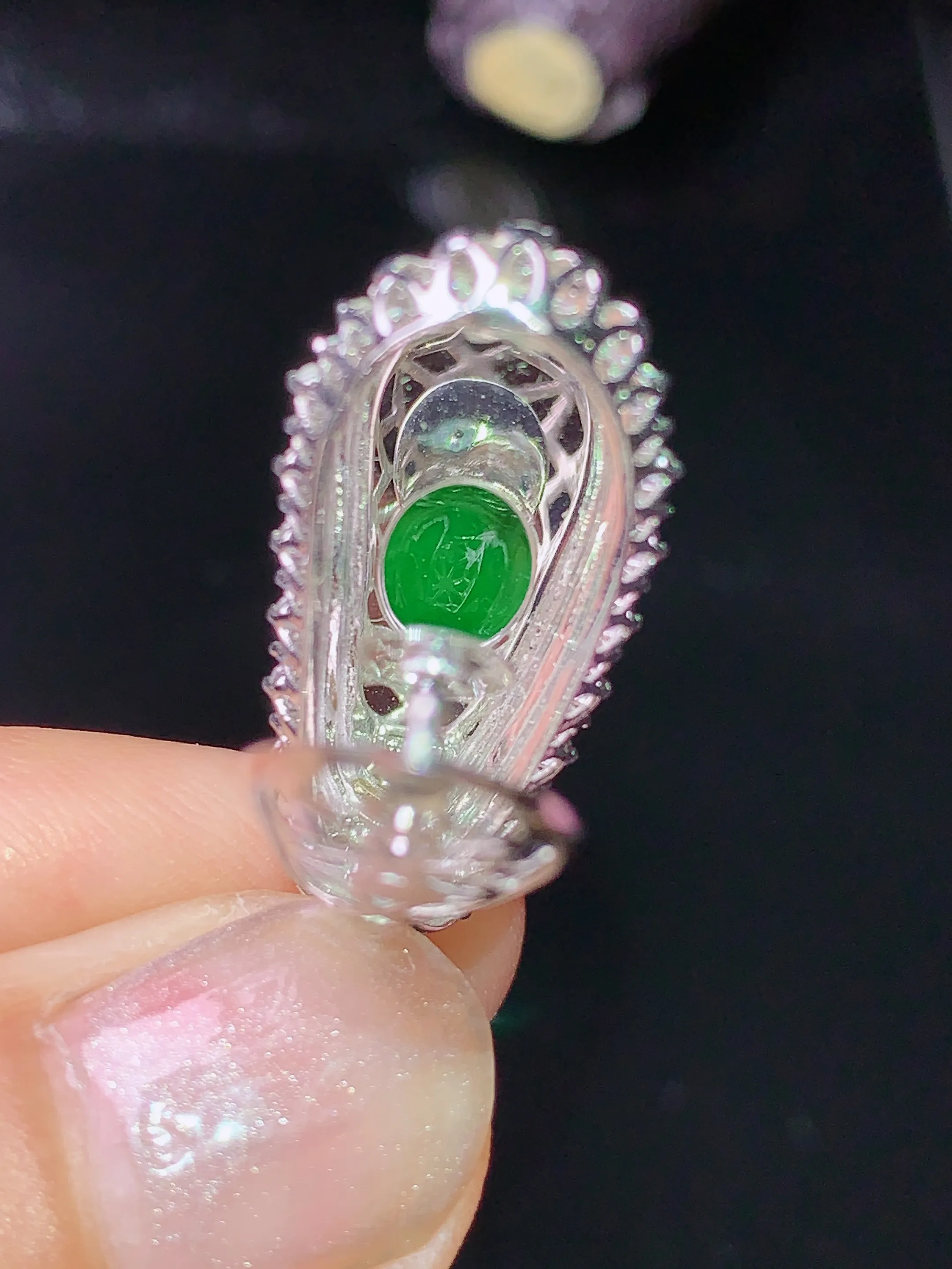 18k金钻镶嵌满绿四季豆吊坠 玉质细腻 色泽清新艳丽 整体尺寸32.7*12.7*9.5