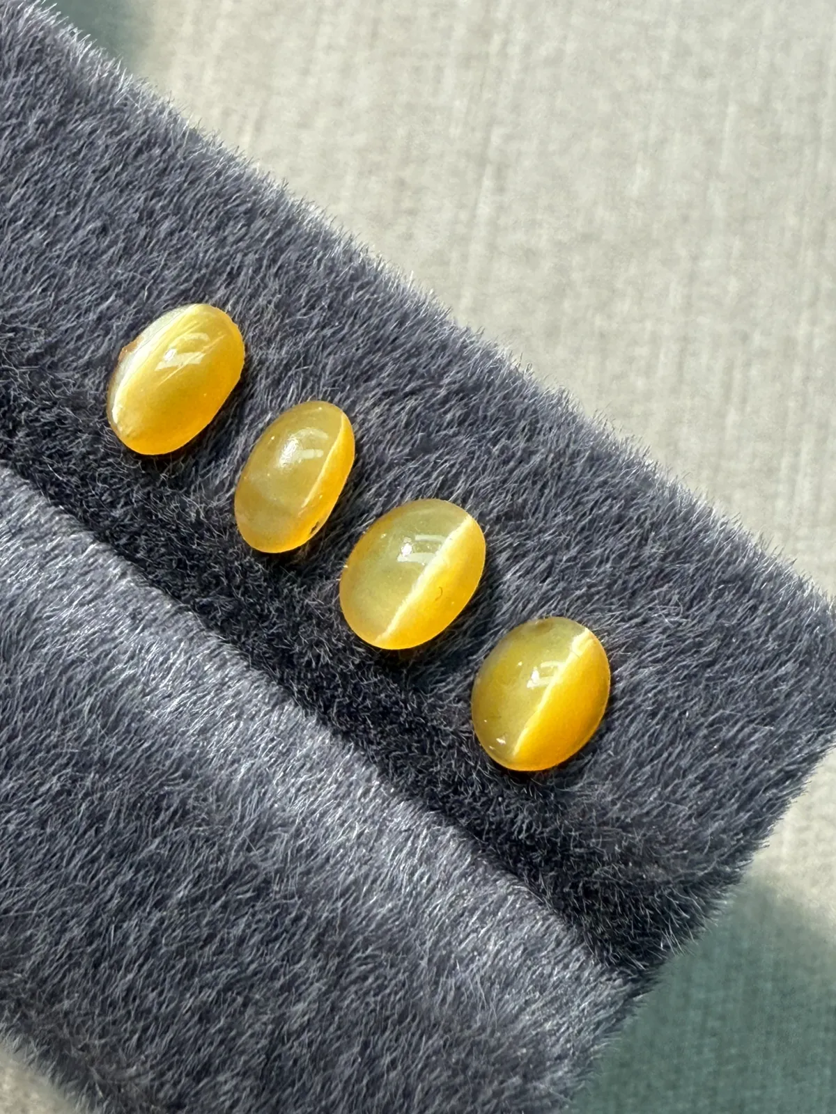 2.04ct天然欧泊猫眼裸石，尺寸6.7*4.6*3.1mm，颜色美艳 ，眼线犀利