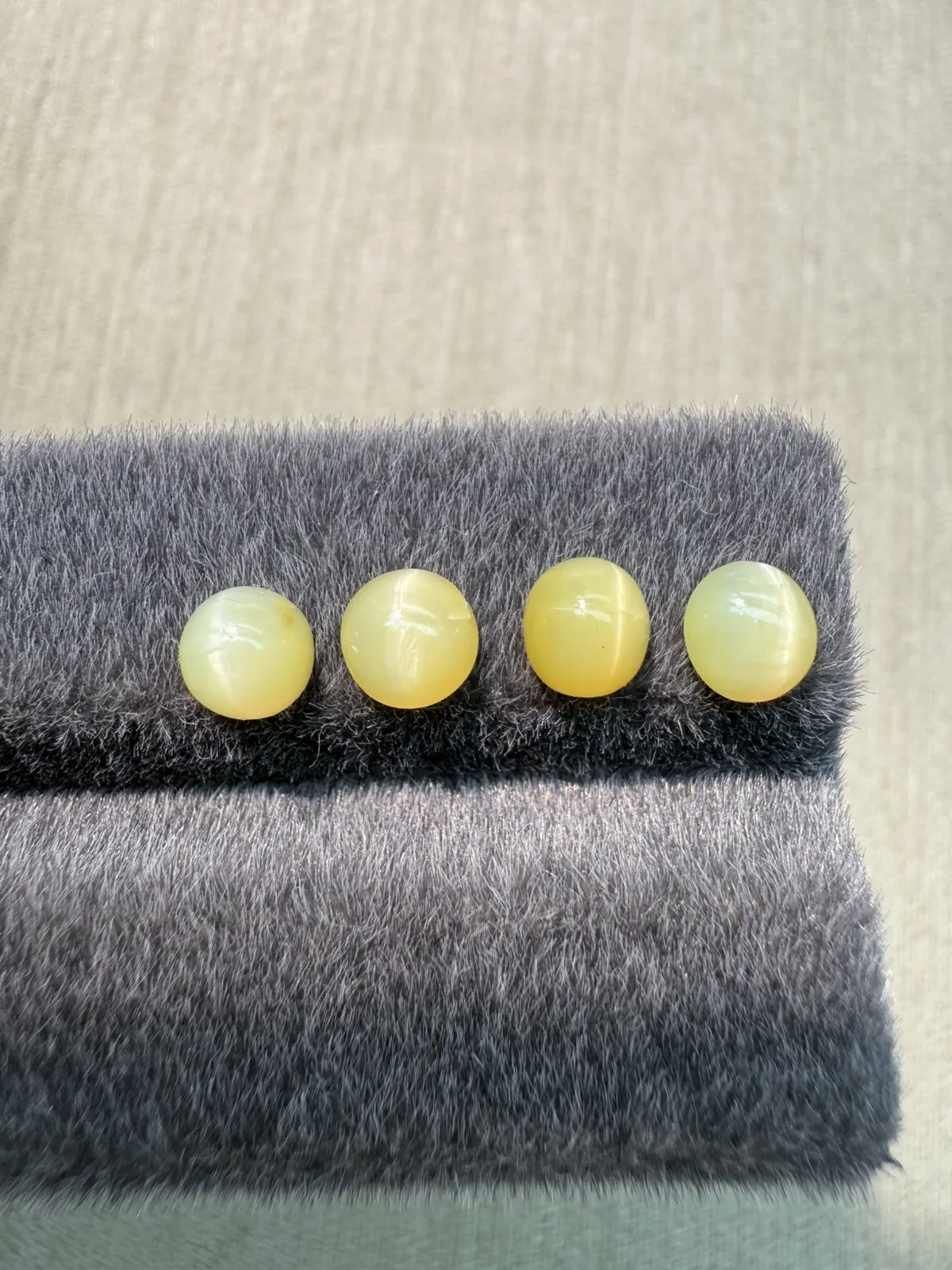 2.335ct天然欧泊猫眼裸石，尺寸6*6*3.6mm，颜色美艳 ，眼线犀利