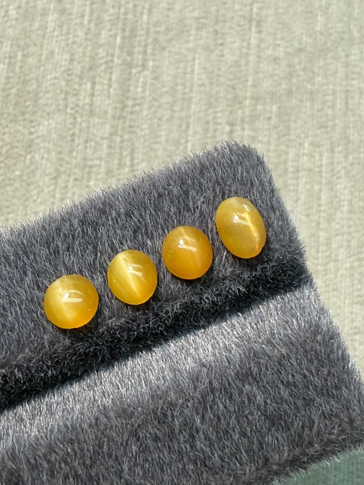 1.57ct天然欧泊猫眼裸石，尺寸6.3*4.6*2.8mm，颜色美艳 ，眼线犀利