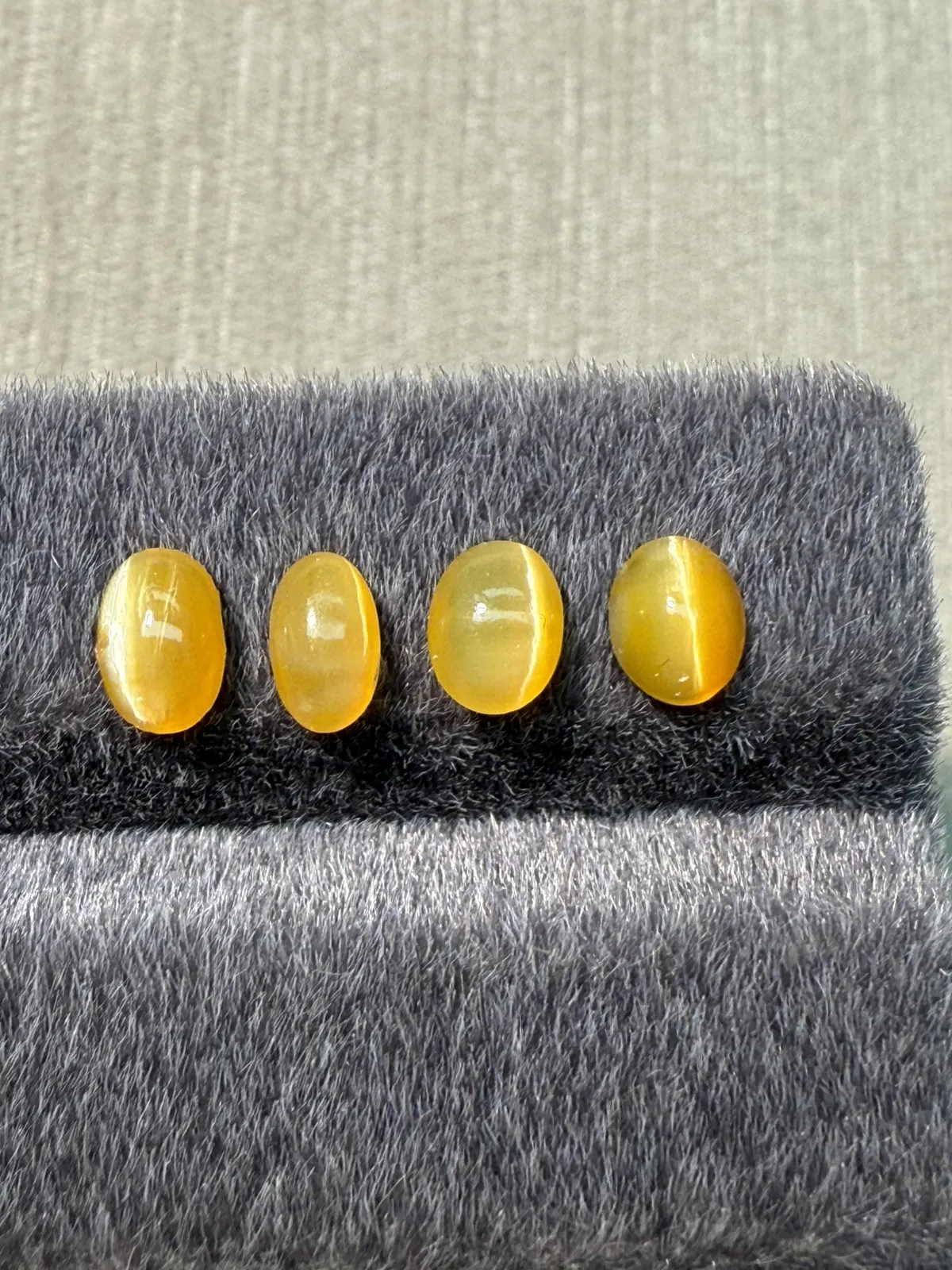 2.04ct天然欧泊猫眼裸石，尺寸6.7*4.6*3.1mm，颜色美艳 ，眼线犀利