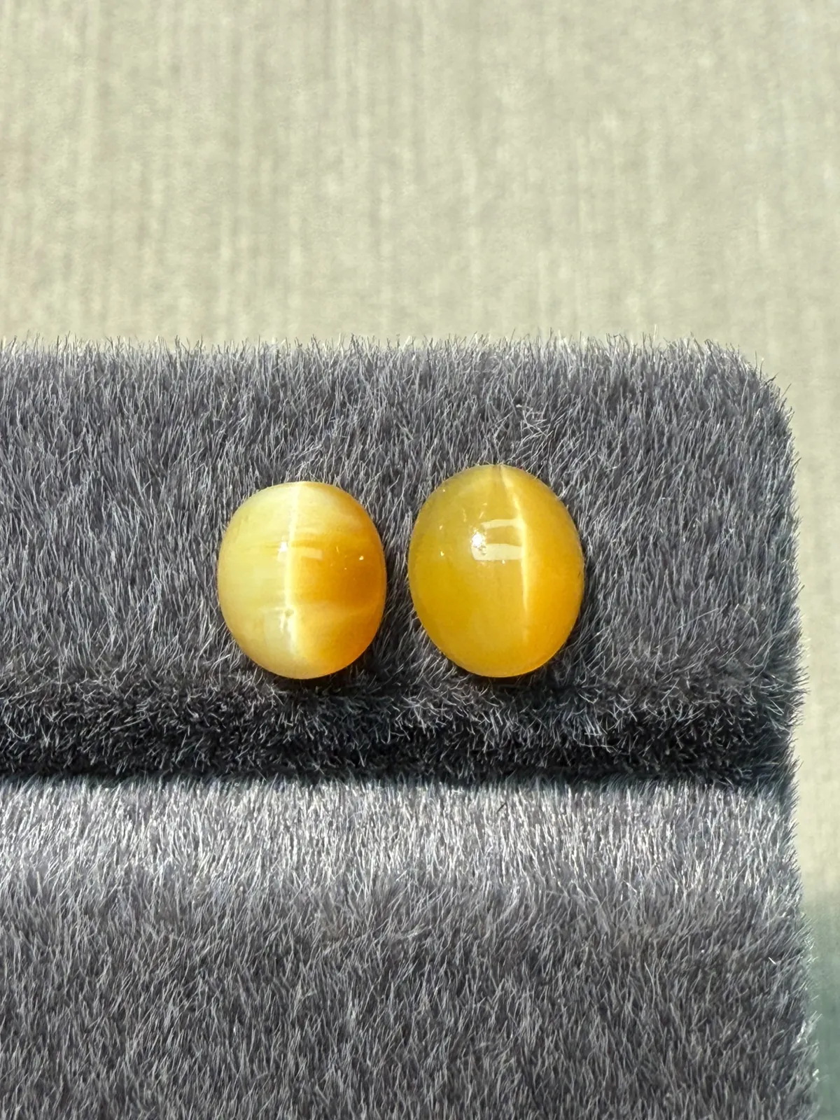 2.05ct天然欧泊猫眼裸石，尺寸7.2*6.2*4.2mm，颜色美艳 ，眼线犀利
