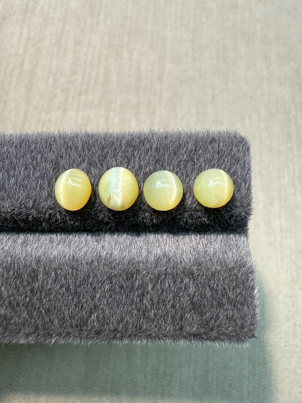 2.835ct天然欧泊猫眼裸石，尺寸6.7*6.2*3.8mm，颜色美艳 ，眼线犀利