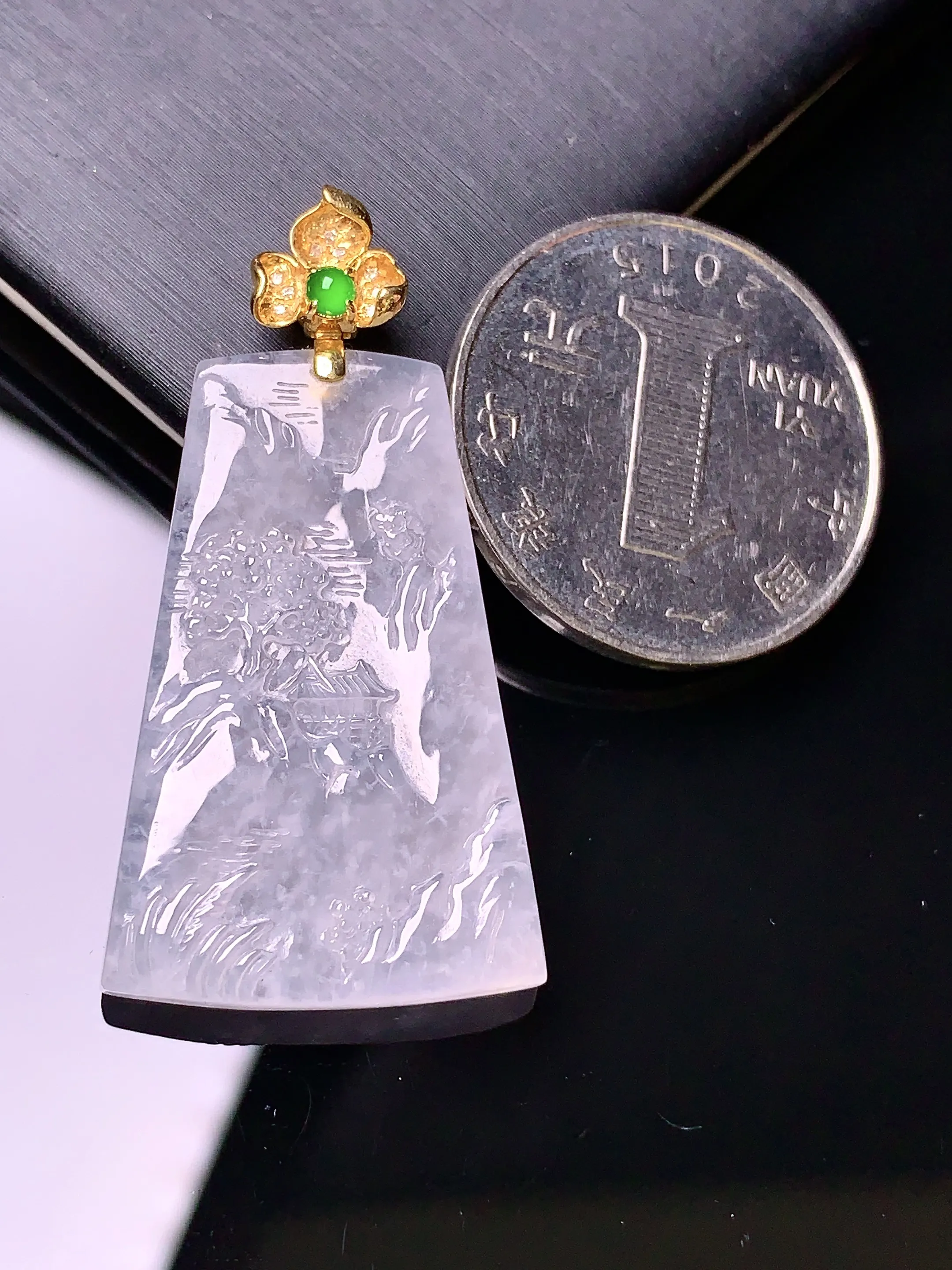18k金镶嵌冰种山水牌吊坠 玉质细腻 色泽清新艳丽 整体尺寸40.3*21*5.2